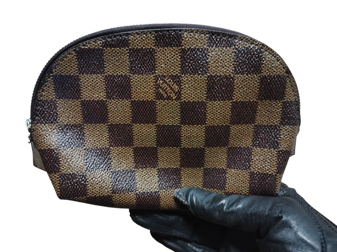 Louis Vuitton Damier Ebene Cosmetic Pouch (Category: Luxury Bags & Wallets) located in Manila. Submitted by eagerbeaverph (Listing ID 1419312091, Image 1). Description: - Louis Vuitton cosmetic pouch - Iconic Damier Ebene canvas exterior - Secure zip closure - Red interior lining - Features Louis Vuitton logo and "Made in France" tag - Gold-tone zipper and hardware Louis vuitton damier cosmetic pouch L 7 inches W 2 H 5 Nga Dm .