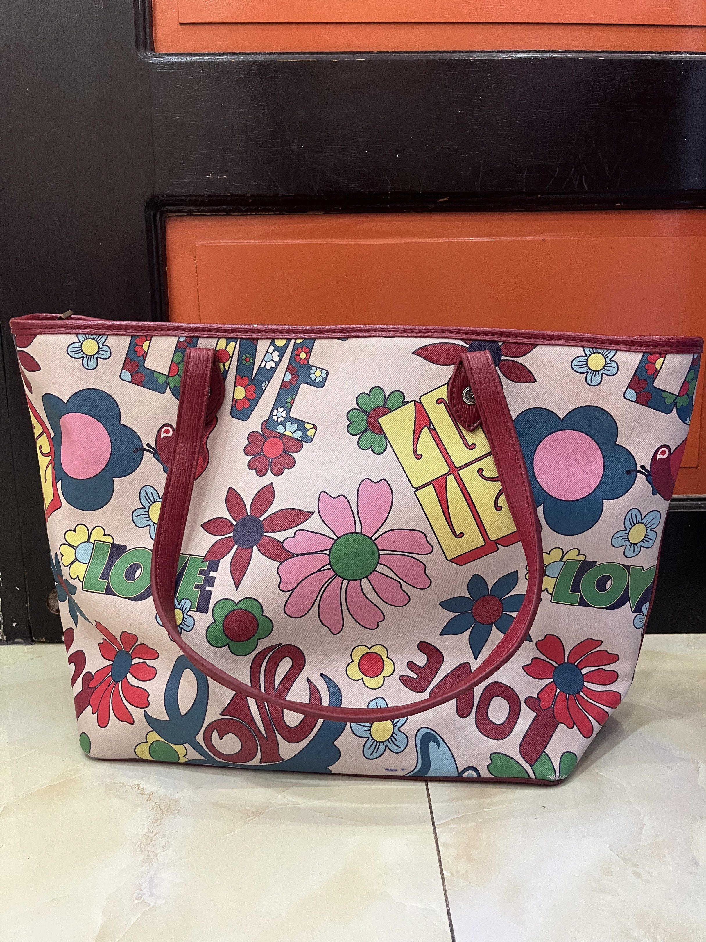 Love Moschino Tote Bag (Category: Tote Bags) located in Manila. Submitted by _LoveAndy (Listing ID 1419213729, Image 1). Description: Preloved, not abused. Needs cleaning only With minimal rubs on lips Bought in japan.