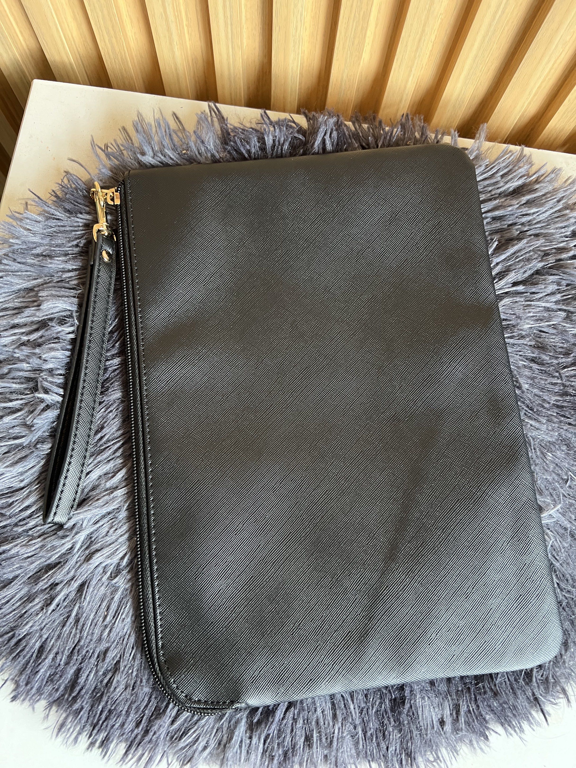Marc Jacobs Clutch (Category: Luxury Bags & Wallets) located in Lipa City. Submitted by thyra06 (Listing ID 1419250070, Image 3). Description: - Authentic Marc Jacobs clutch - Classic black color - Gold-tone zipper and wrist strap - Features the Marc Jacobs logo - Interior pocket with Marc Jacobs logo - Zipper pull engraved with "Marc Jacobs New York City".