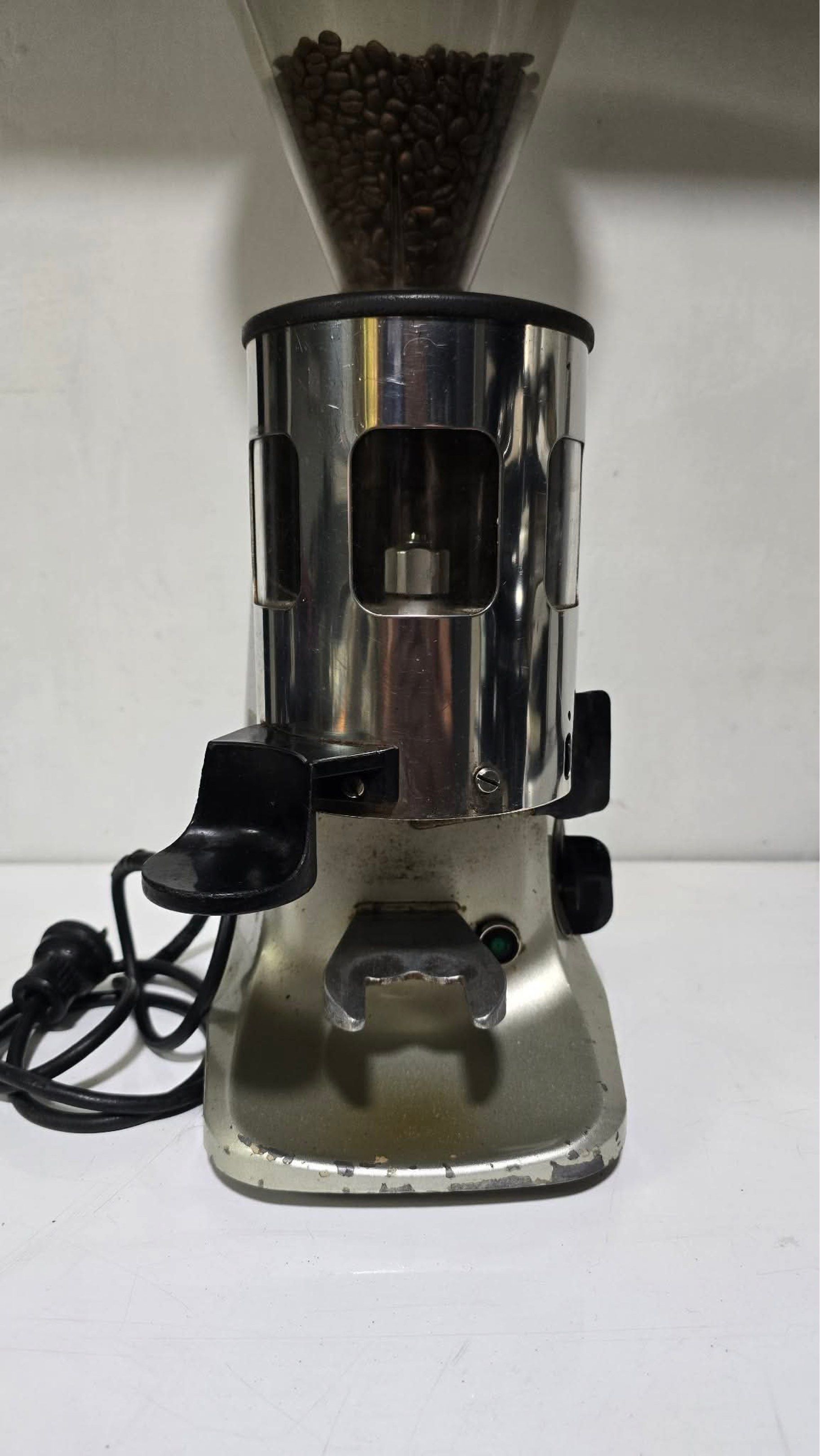 Mazzer Super Jolly Automatic Coffee Grinder (Category: Coffee Machines & Makers) located in Taytay. Submitted by mikz_1303 (Listing ID 1419254857, Image 2). Description: Mazzer Luigi srl Commercial Coffee Grinder Pull out from close coffee shop Model:Super Jolly AUT 15K.