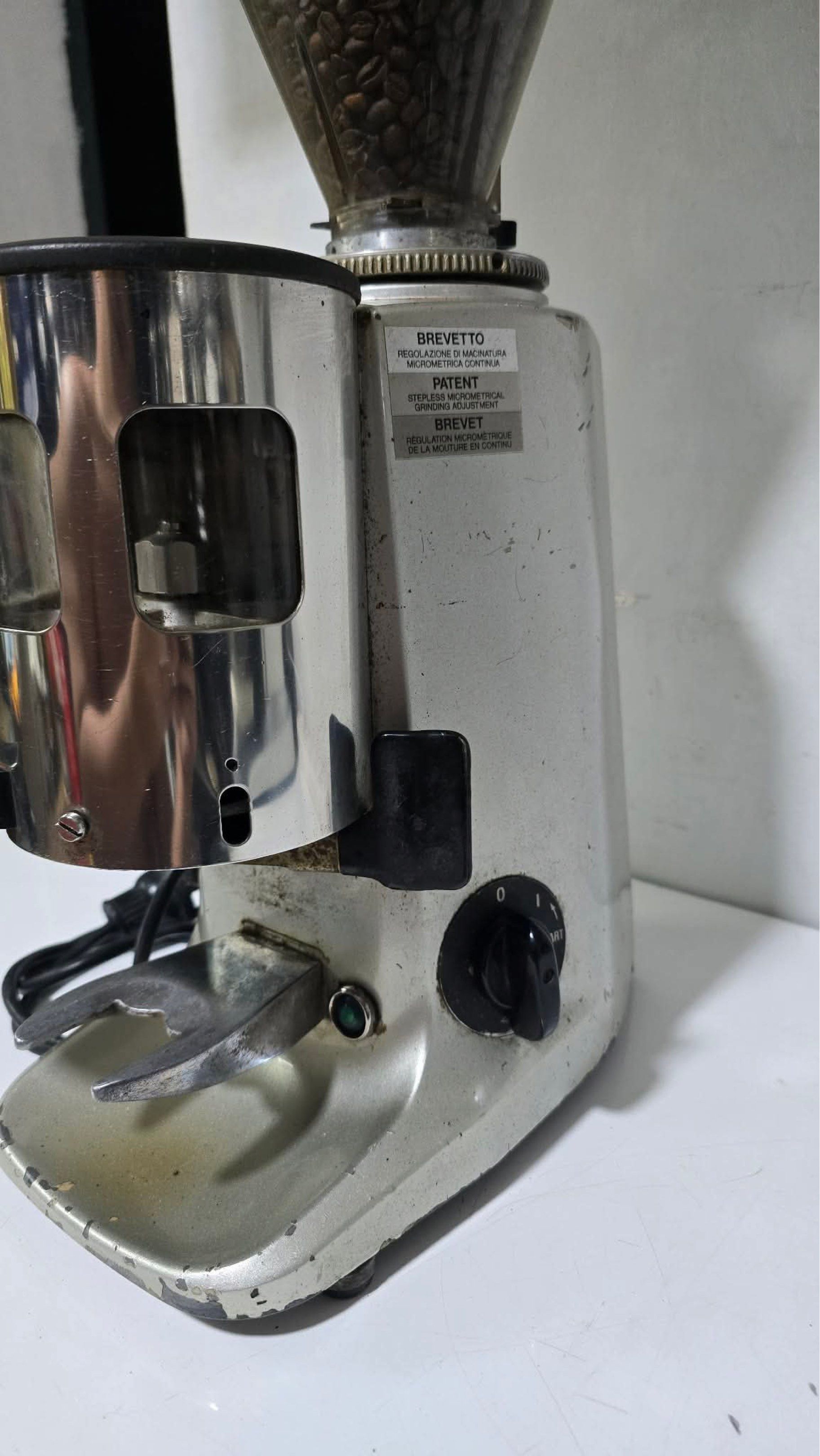 Mazzer Super Jolly Automatic Coffee Grinder (Category: Coffee Machines & Makers) located in Taytay. Submitted by mikz_1303 (Listing ID 1419254857, Image 3). Description: Mazzer Luigi srl Commercial Coffee Grinder Pull out from close coffee shop Model:Super Jolly AUT 15K.