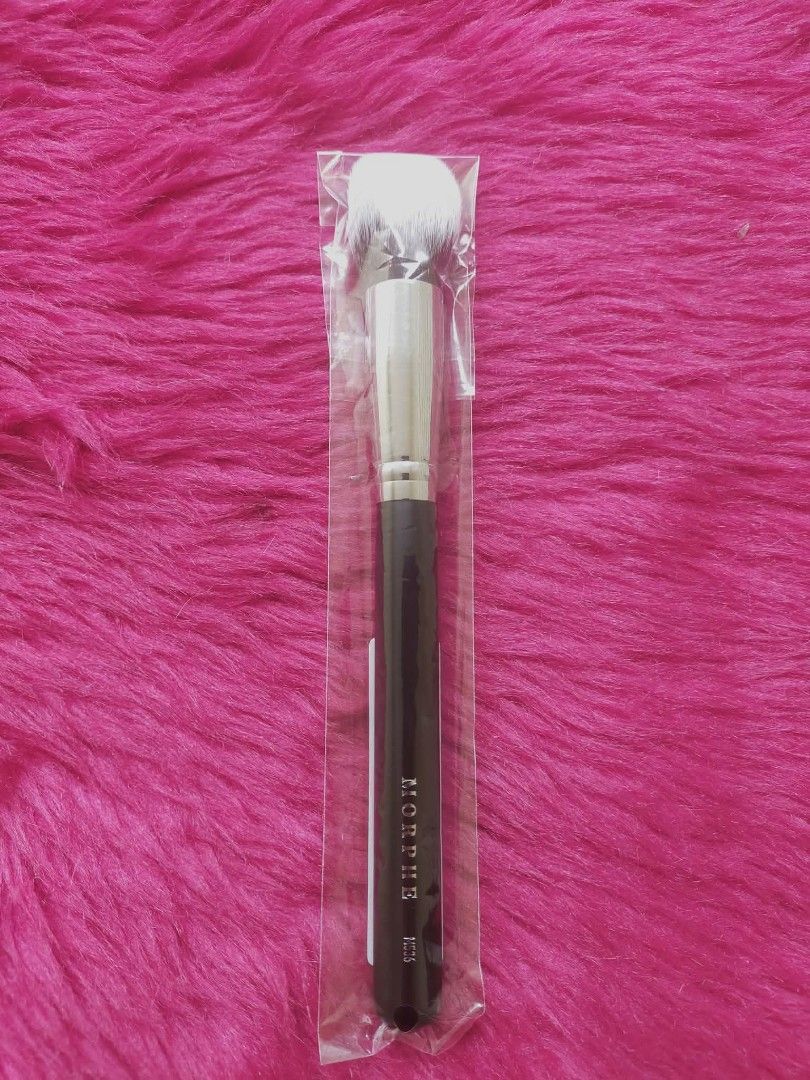 Morphe M536 Under Eye Bullet Brush (Category: Makeup) located in Quezon City. Submitted by floreskari78555 (Listing ID 1419311705, Image 3). Description: Morphe M536 Under Eye Bullet Brush ✨ Perfect for: Concealer Blending & Setting ✨ English: A dense, rounded, and synthetic brush with a tapered tip. It’s firm yet flexible, perfect for buffing concealer and pressing setting powder into hard-to-reach areas for an airbrushed, soft-matte finish. Key