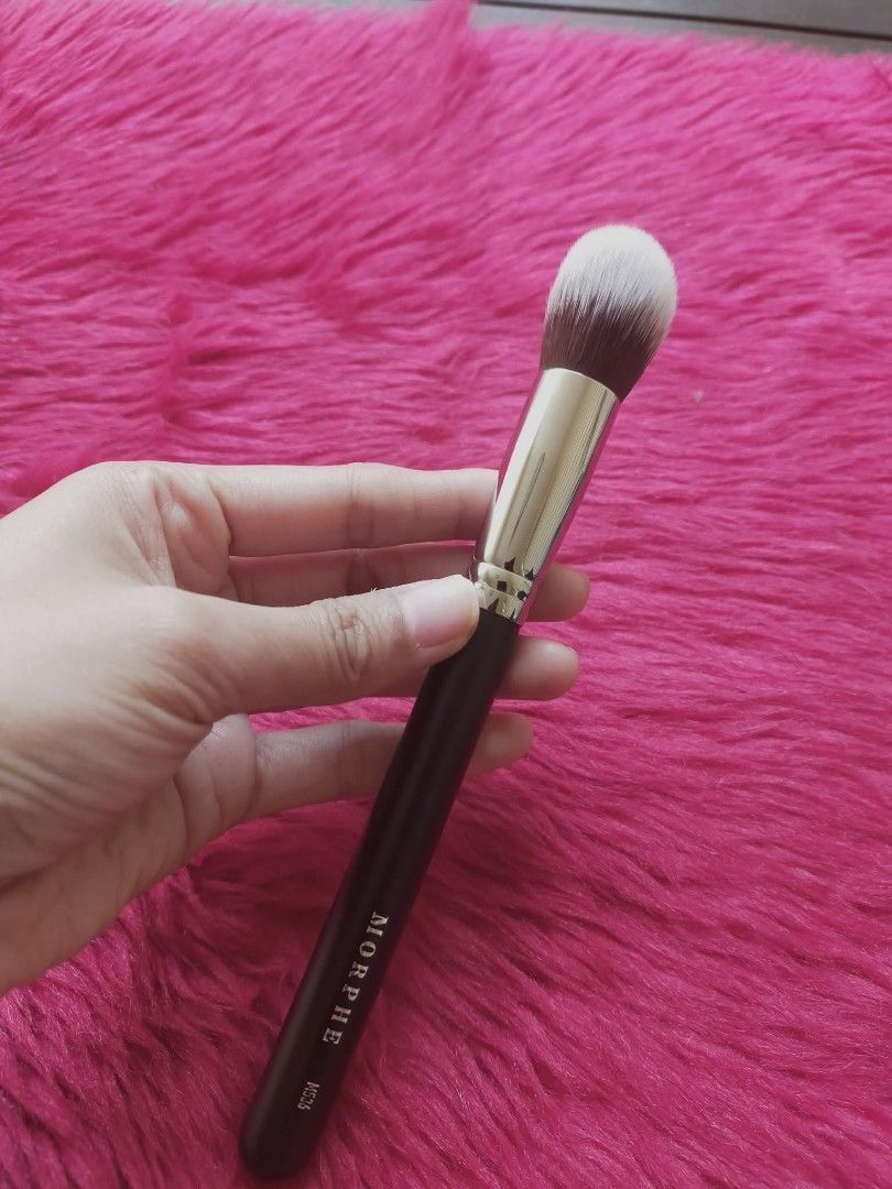 Morphe M536 Under Eye Bullet Brush (Category: Makeup) located in Quezon City. Submitted by floreskari78555 (Listing ID 1419311705, Image 2). Description: Morphe M536 Under Eye Bullet Brush ✨ Perfect for: Concealer Blending & Setting ✨ English: A dense, rounded, and synthetic brush with a tapered tip. It’s firm yet flexible, perfect for buffing concealer and pressing setting powder into hard-to-reach areas for an airbrushed, soft-matte finish. Key