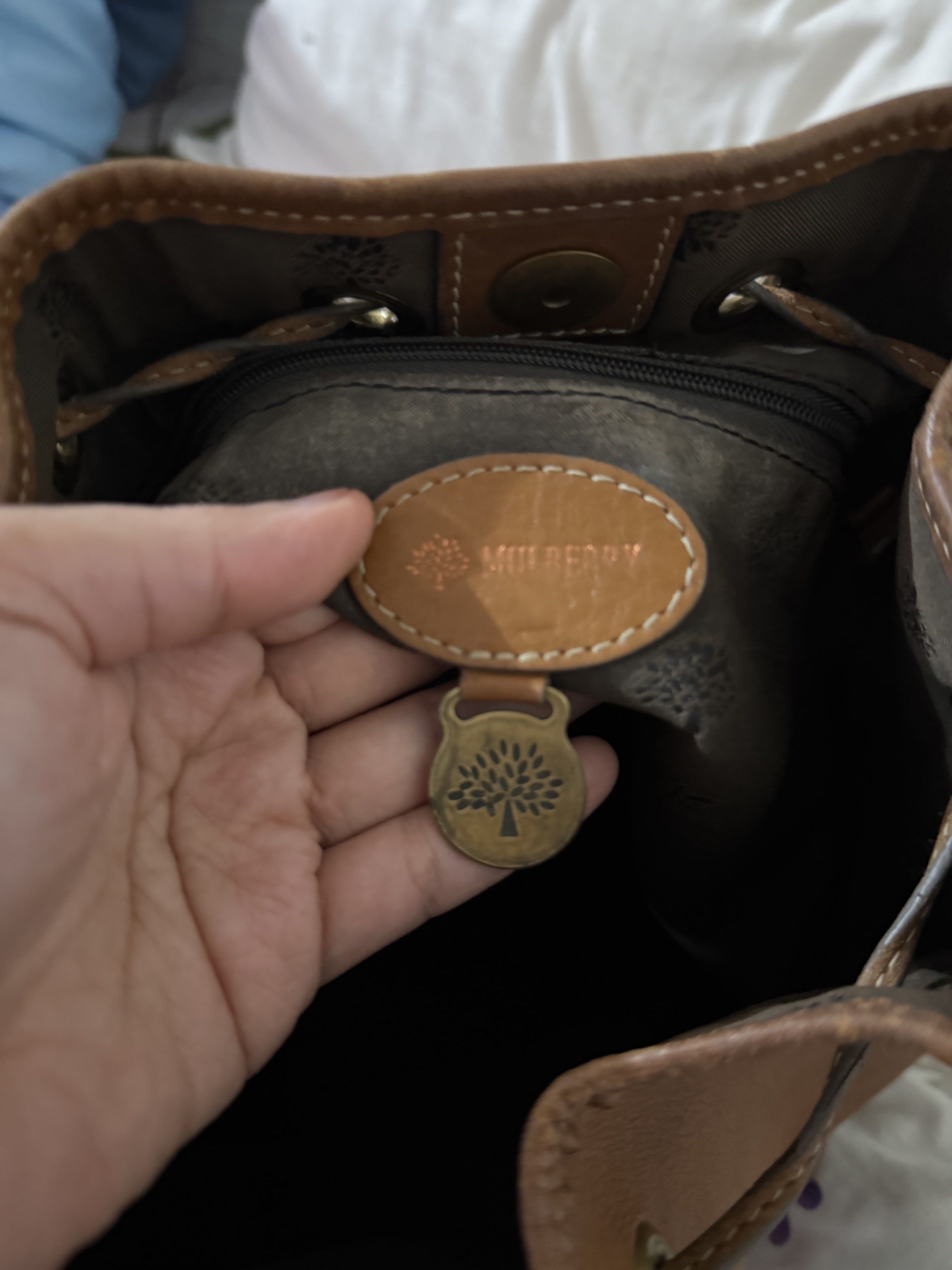 Mulberry vintage Bucket Bag (Category: Luxury Bags & Wallets) located in Quezon City. Submitted by csa22 (Listing ID 1419289056, Image 2). Description: Vintage Bucket Bag Real leather.