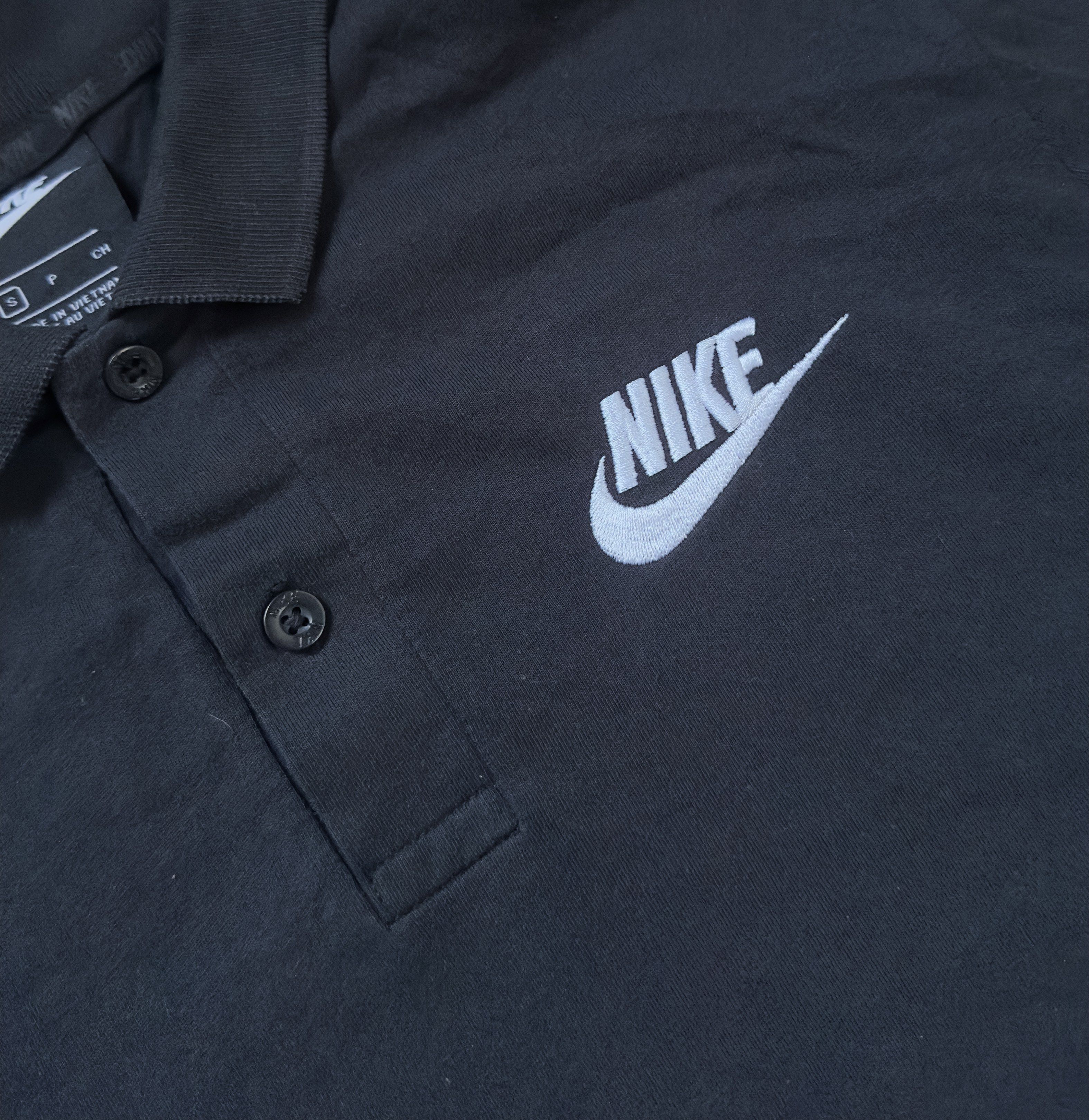 Nike Polo Shirt - Black - Small (Category: Tshirts & Polo Shirts ) located in Santa Rosa. Submitted by shop818 (Listing ID 1419354102, Image 2). Description: - Black Nike polo shirt Color rate 9.5/10 - Size: Small (S) fit MtoL - Nike logo on chest and collar - Three-button placket - Short sleeves - Made in Vietnam.