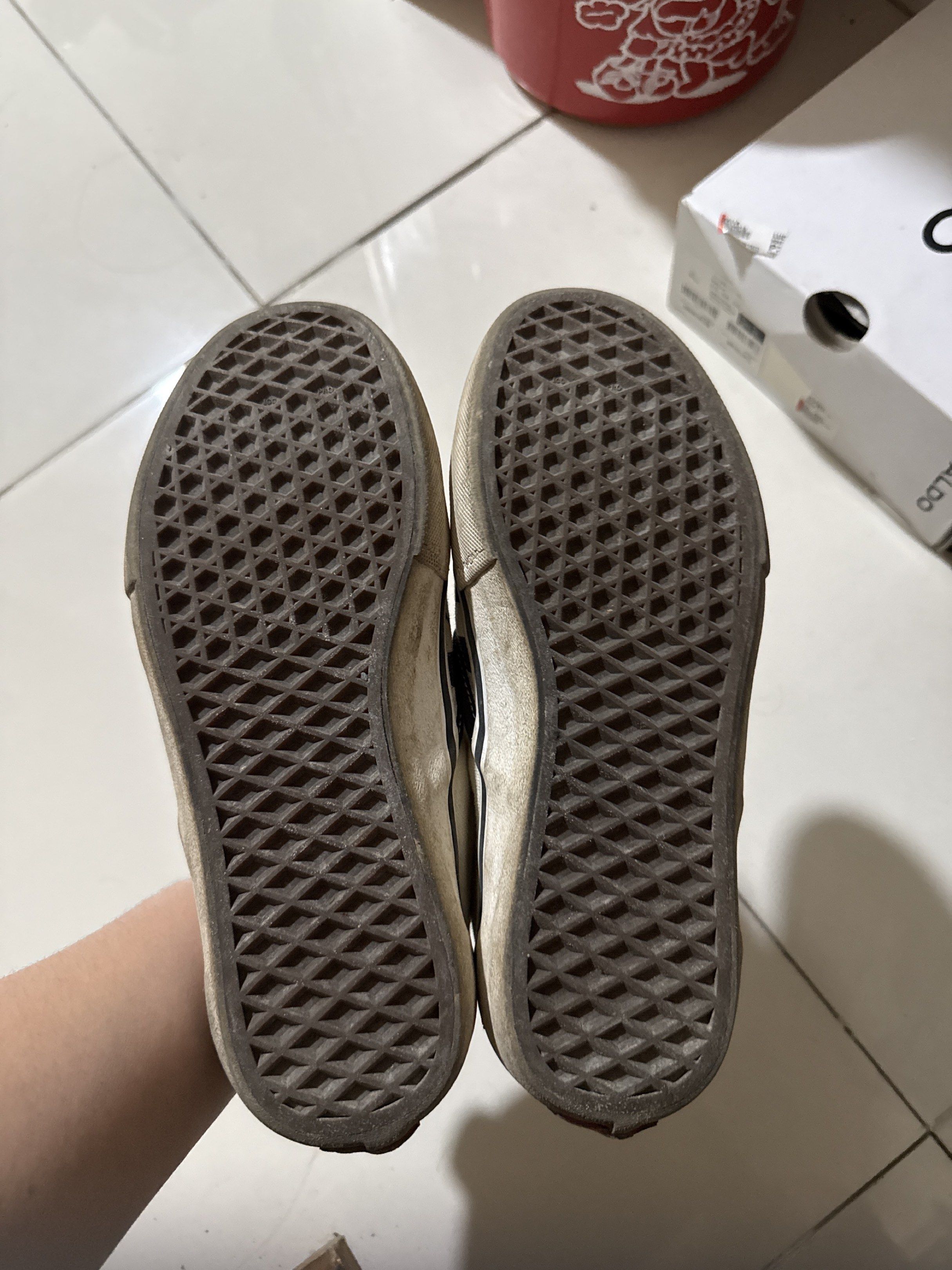 Original Vans Slip-On Mens 7 (Category: Sneakers) located in Quezon City. Submitted by mrbsgr (Listing ID 1419213193, Image 3). Description: No box M7.0 Needs cleaning.