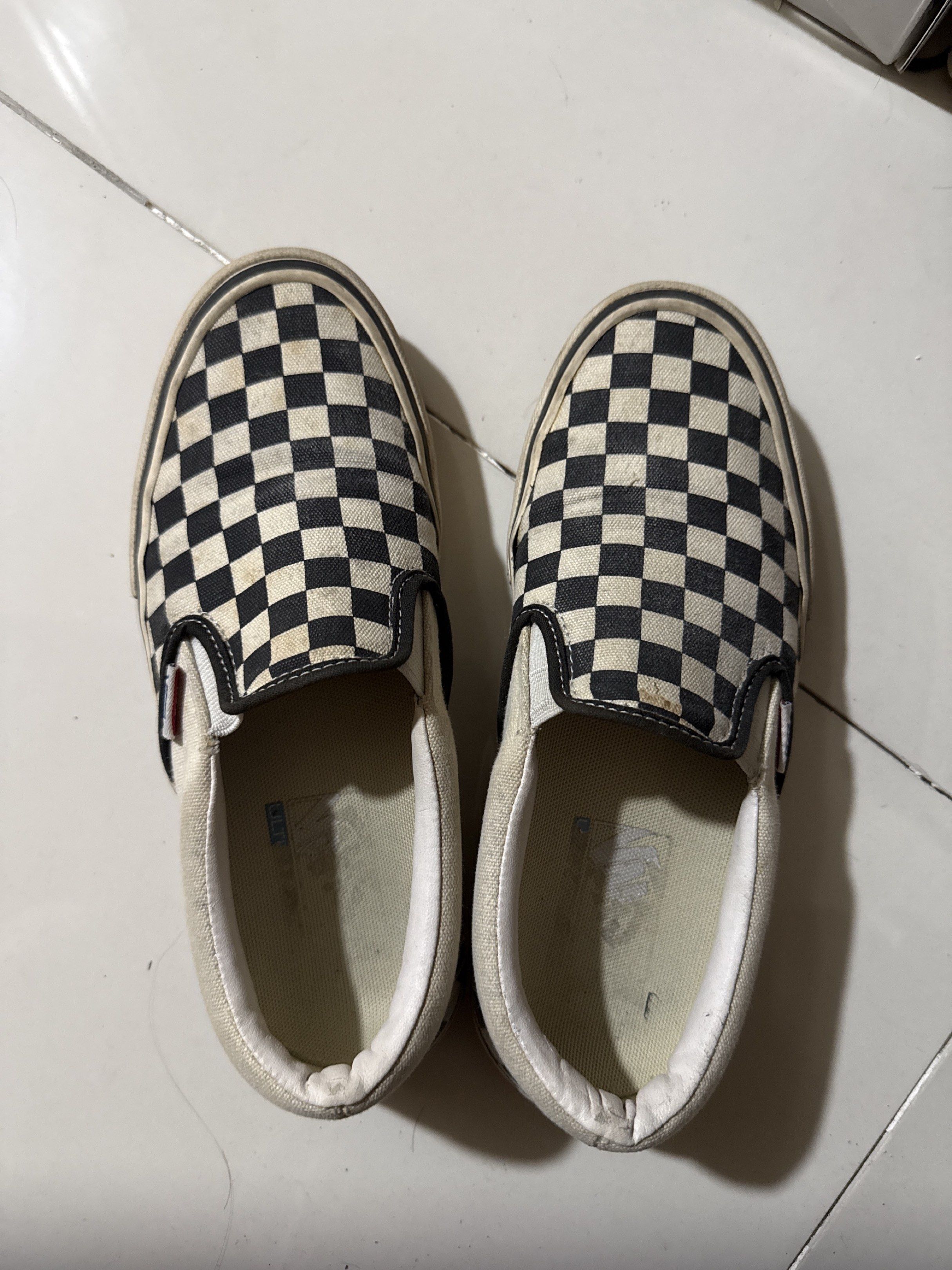 Original Vans Slip-On Mens 7 (Category: Sneakers) located in Quezon City. Submitted by mrbsgr (Listing ID 1419213193, Image 1). Description: No box M7.0 Needs cleaning.