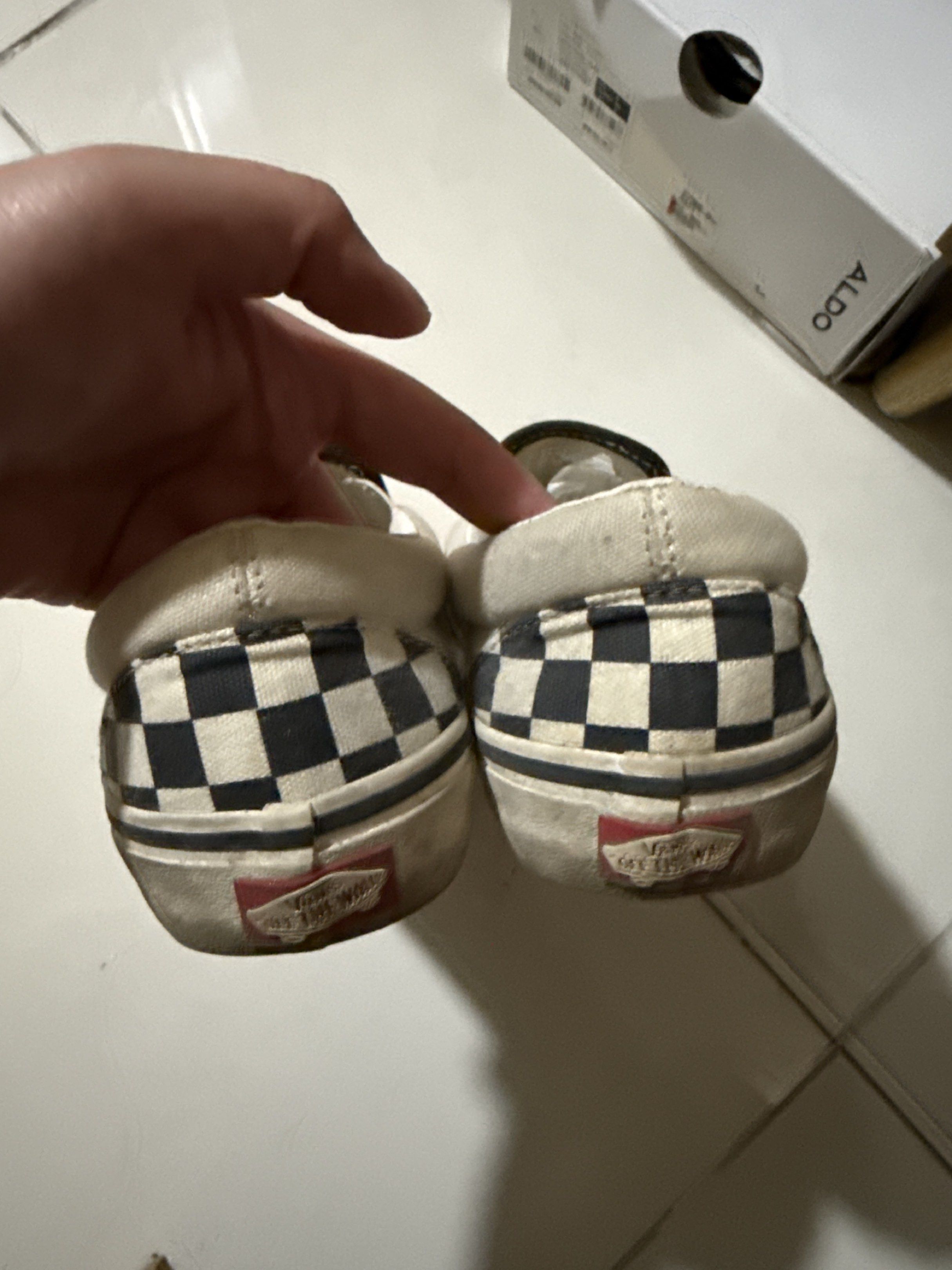 Original Vans Slip-On Mens 7 (Category: Sneakers) located in Quezon City. Submitted by mrbsgr (Listing ID 1419213193, Image 2). Description: No box M7.0 Needs cleaning.