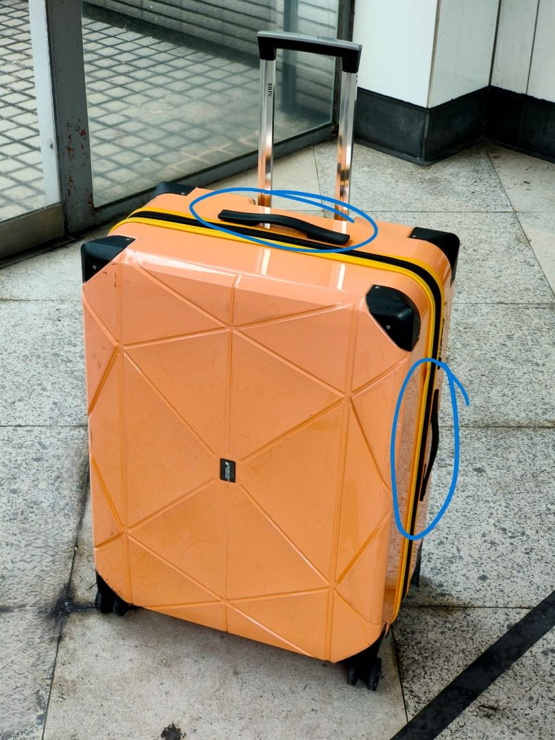 PARTS ONLY to DIY fix your own broken melted luggage handle - fits some Beverly Hills Polo Club hardside suitcase large, medium size. Please compare measurements with your parts. 4 screws to remove and install new bag handles （分類：旅遊 - 行李箱）位於 Hong Kong。 由 stephenvoyage 提交（商品編號 1419330201，圖片 1）。簡介： 3 year factory parts warranty 1 for $90 2 for $150 price including free HK post iPostal locker shipping to your nearby post office or 24 hour locker loc