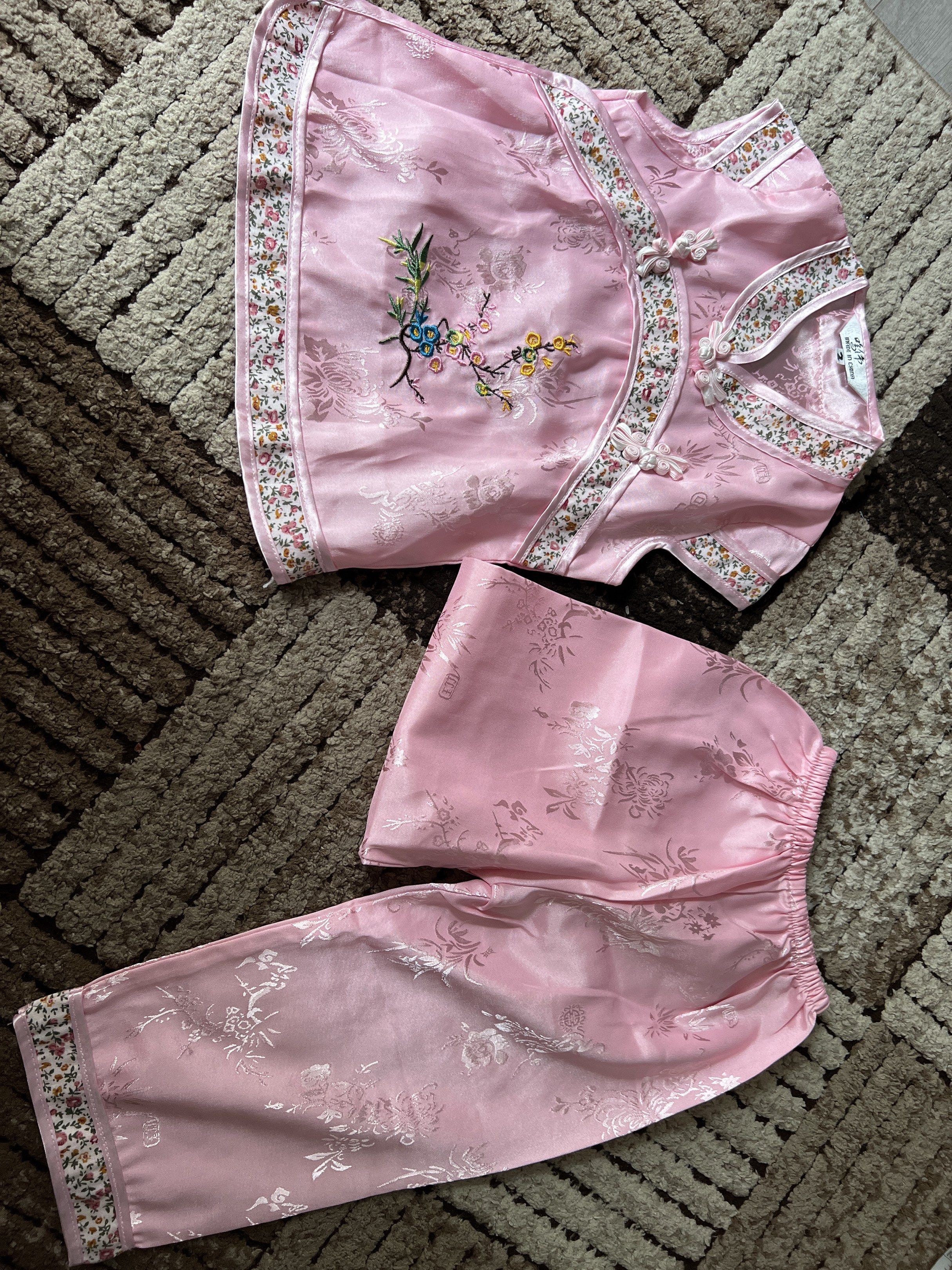 Pink Embroidered Kids' Hanbok Set (Category: Babies & Kids Fashion) located in Quezon City. Submitted by mmdcme (Listing ID 1419194970, Image 2). Description: - Adorable pink Hanbok set for kids - Includes a top with floral embroidery and decorative buttons - Features a V-neck design with floral trim - Matching pants with elastic waistband and floral pattern - Size 2 - Made in China.