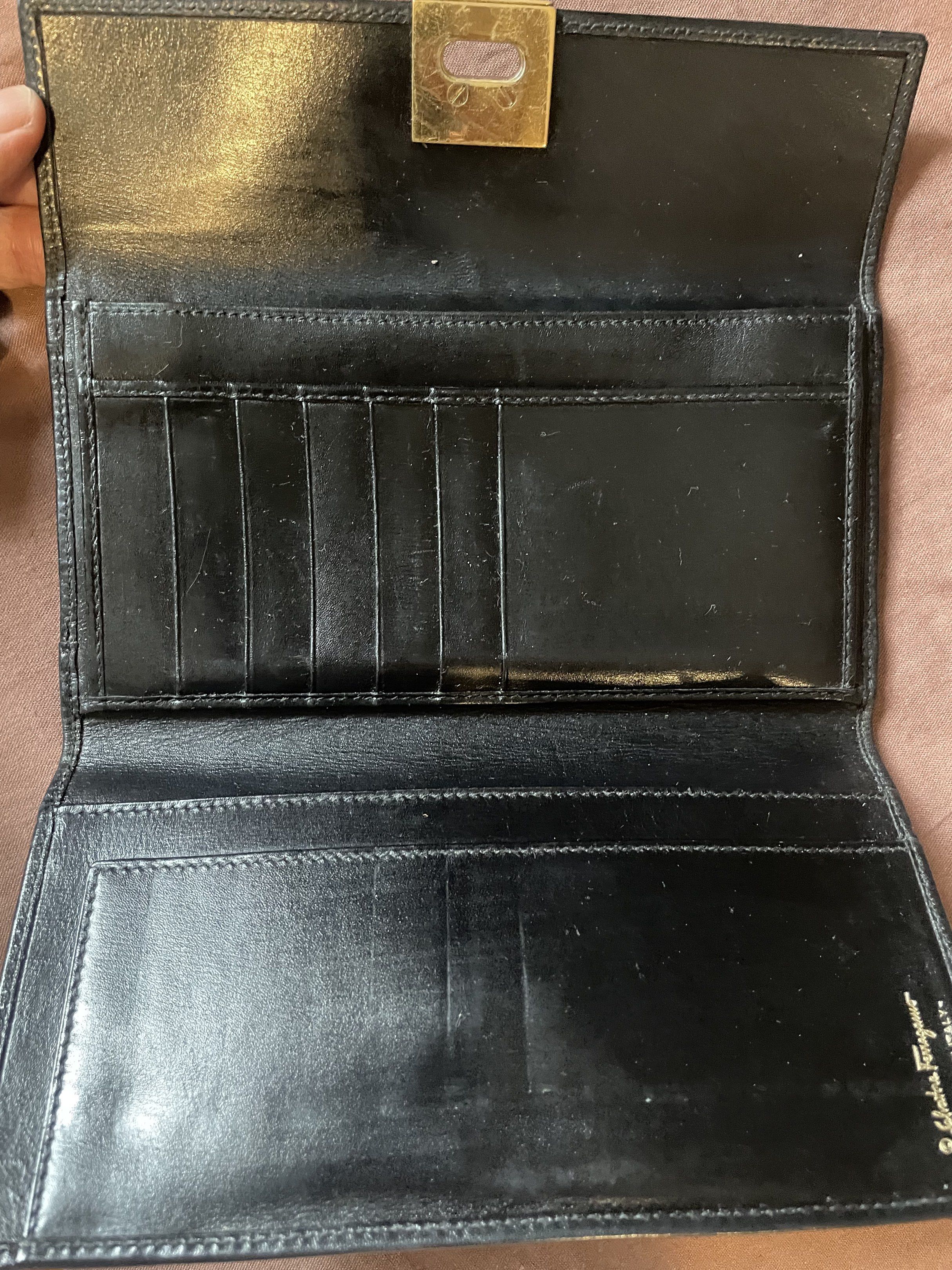 Salvatore Ferragamo Black leather wallet (Category: Luxury Bags & Wallets) located in Paranaque City. Submitted by cml_03 (Listing ID 1419259688, Image 3). Description: Authentic Ferragamo Ladies Waller.