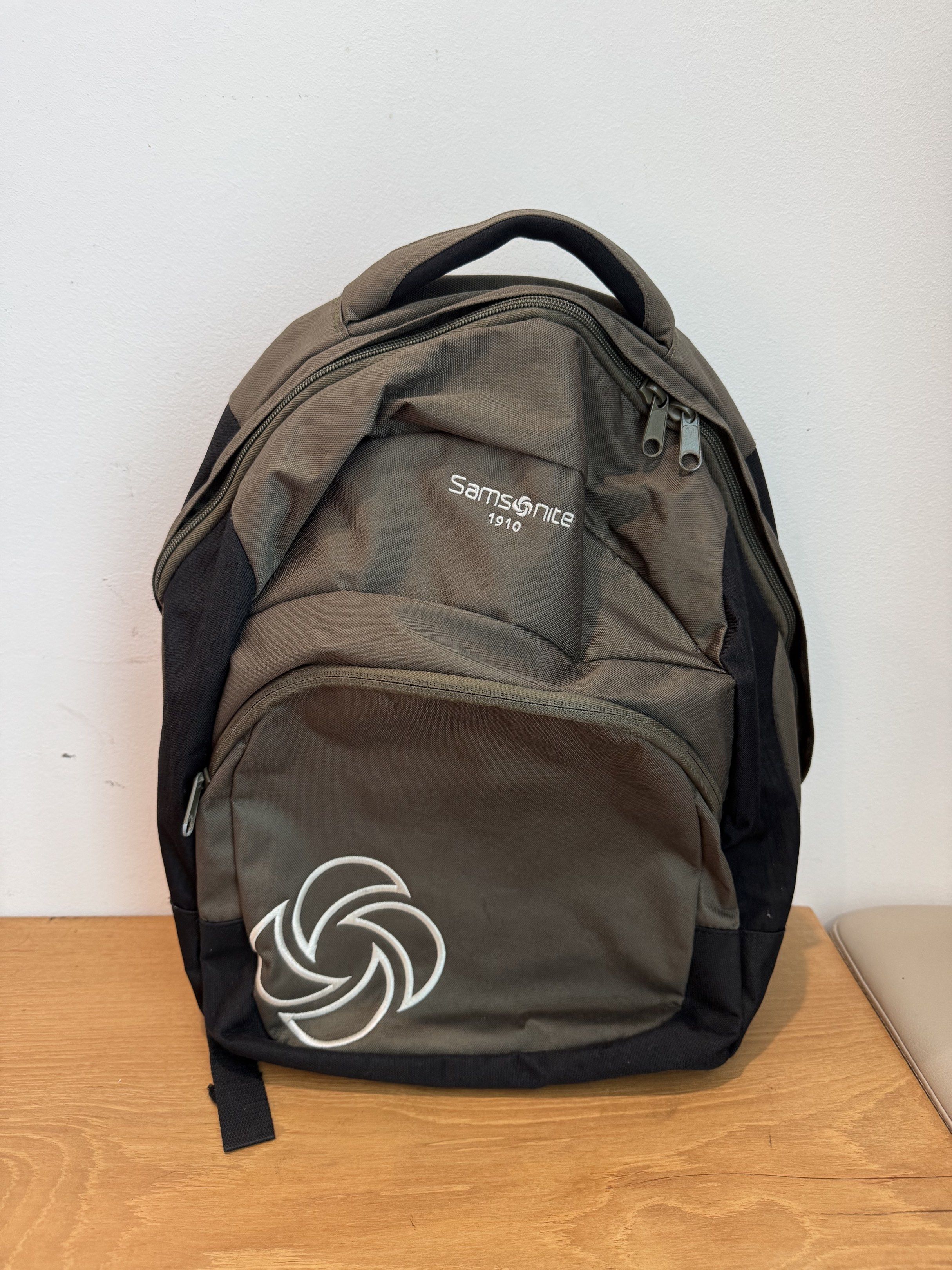 Samsonite Backpack (Category: Backpacks) located in Kuala Lumpur. Submitted by peter5an (Listing ID 1419354975, Image 1). Description: Original Samsonite.