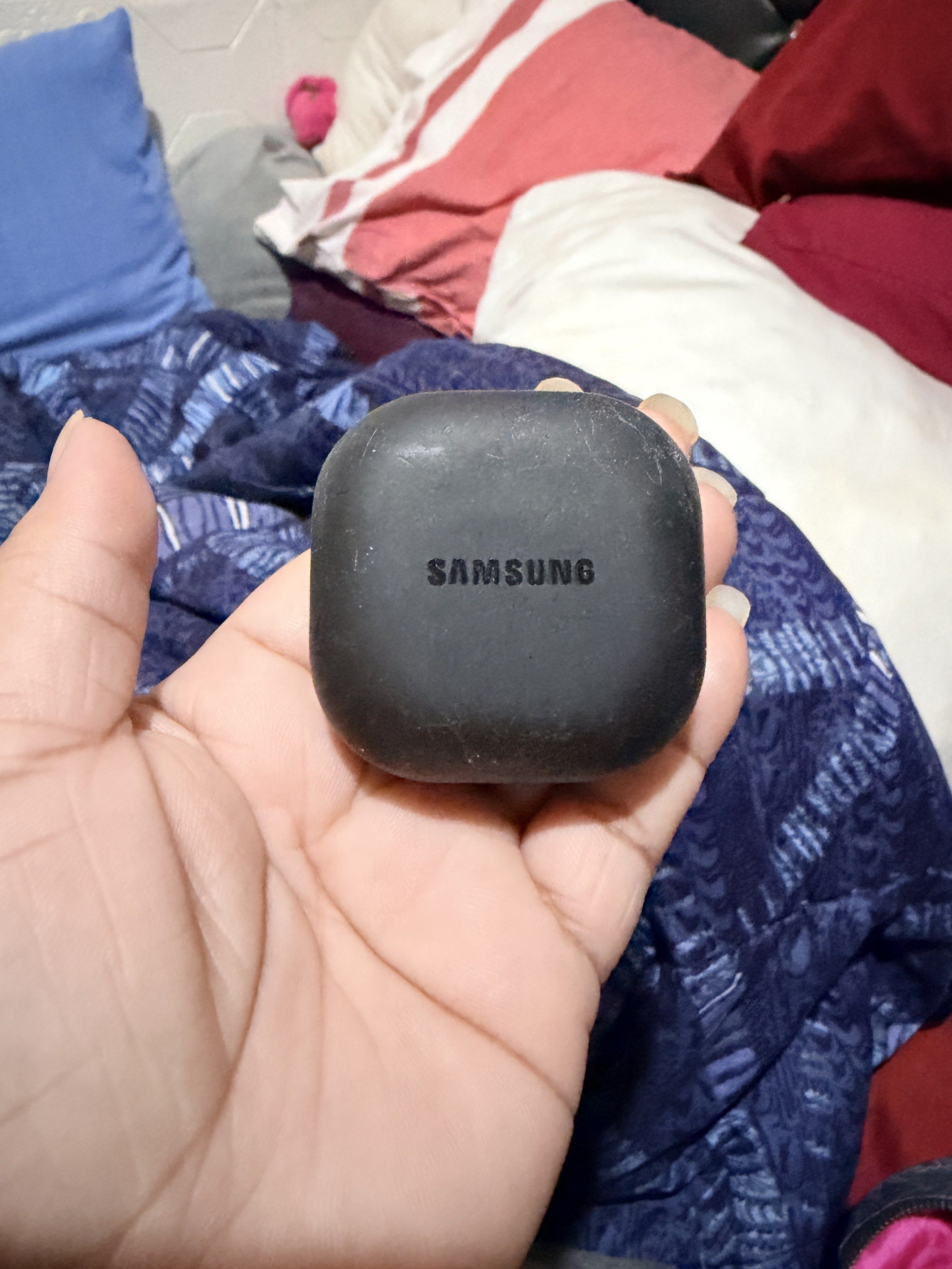 Samsung Buds 2 Pro (Category: Earphones) located in Paranaque City. Submitted by hannah.agupit (Listing ID 1419227314, Image 2). Description: Unit and cable for charging 💯 original connected to samsung app No issues Ready to use .