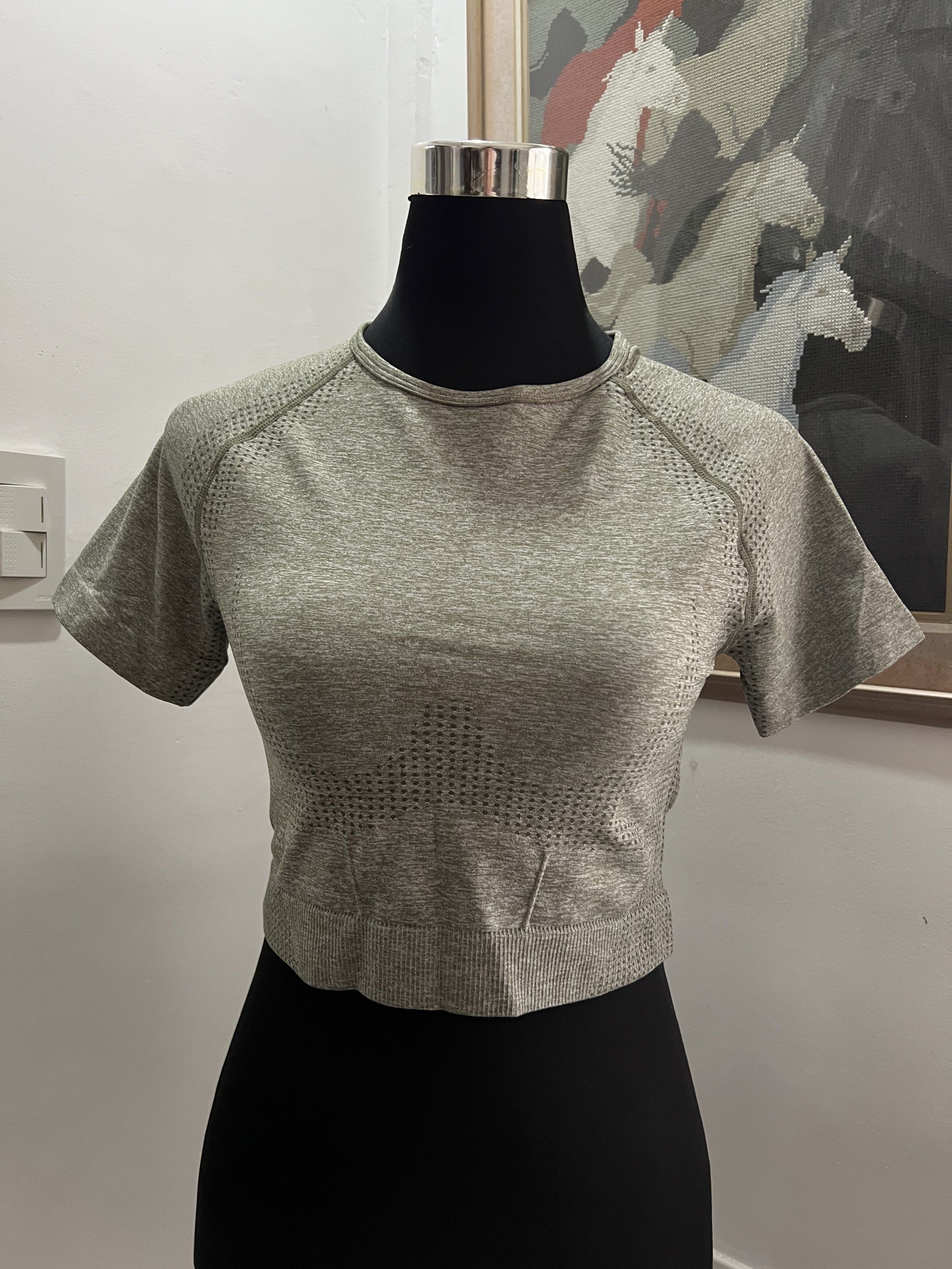Seamless Crop Top - Olive Green - Size L (Category: Others Tops) located in Quezon City. Submitted by itsmecece (Listing ID 1419237580, Image 3). Description: - Olive green seamless crop top - Size: L - Features a round neck - Short sleeves - Made of 90% nylon and 10% spandex - Made in China.