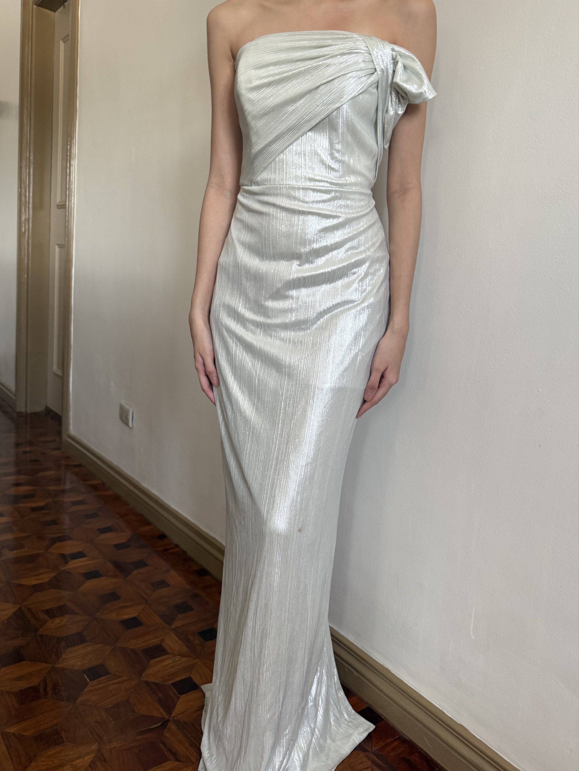 Silver prom dress/gown (Category: Evening dresses & gowns) located in Makati City. Submitted by blingbinz (Listing ID 1419311473, Image 2). Description: - selling for low - fits bust 29-31 - waist 23-24.5.