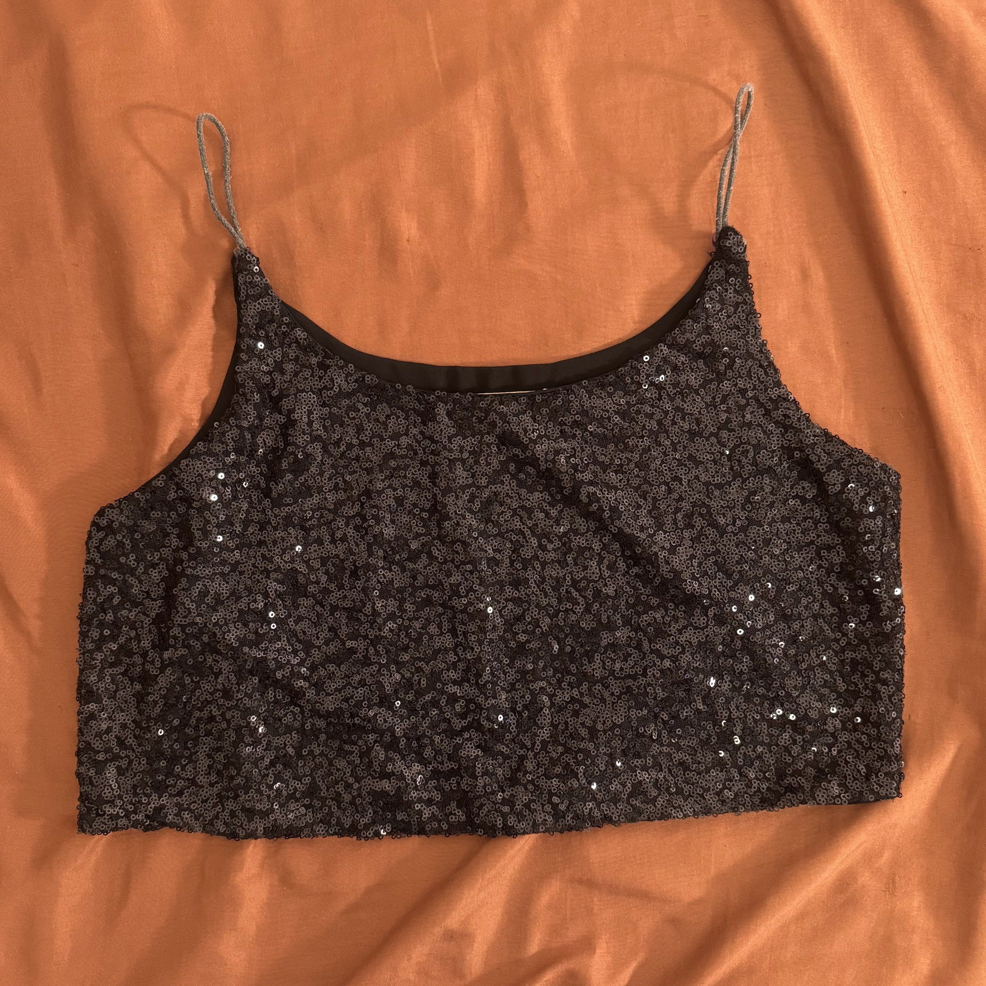 sparkly cropped top (Category: Others Tops) located in Quezon City. Submitted by va_v2 (Listing ID 1419223401, Image 1). Description: sparkly cropped top (m) 🏷️ 250.