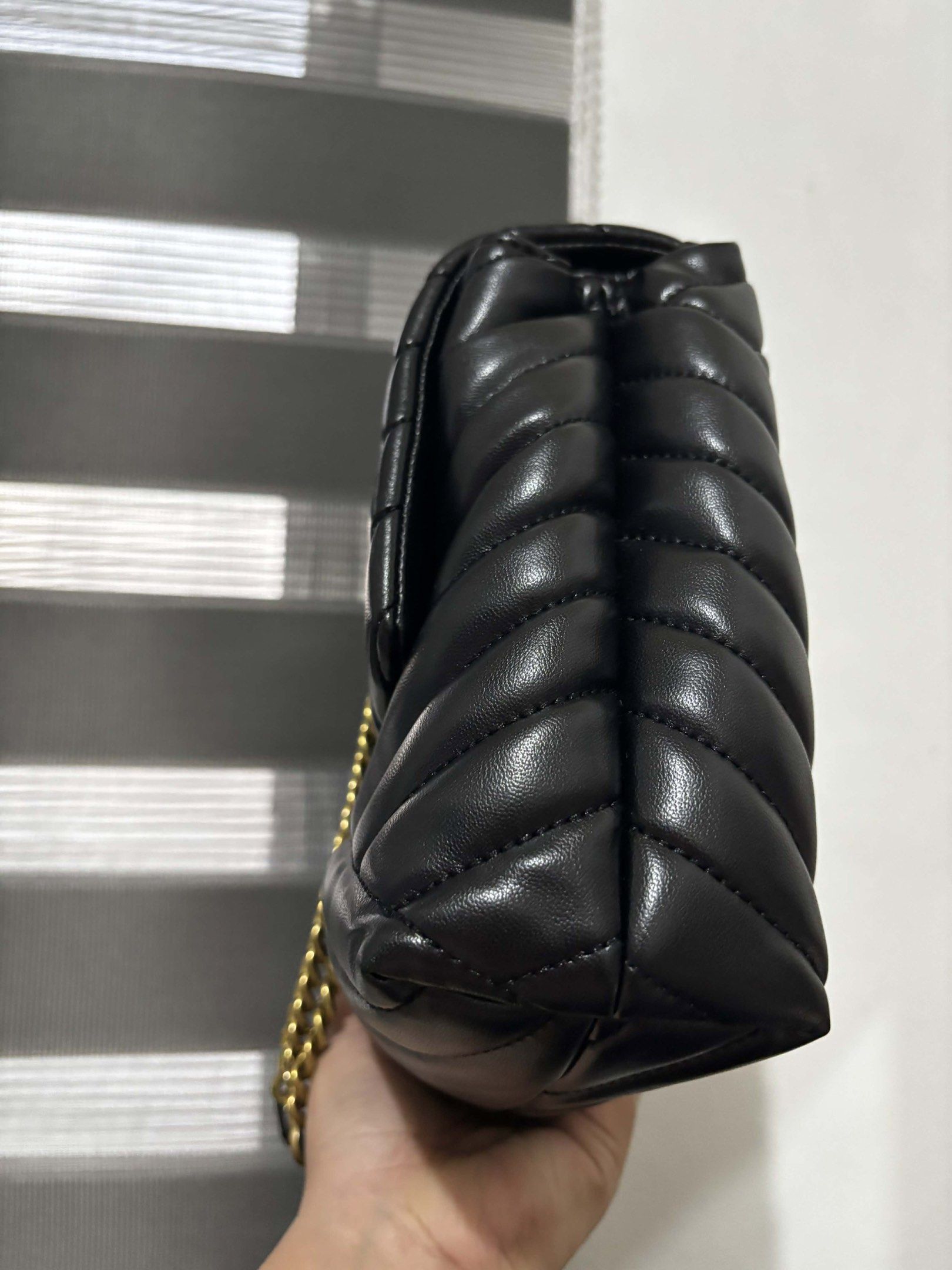 Tory Burch Kira Chevron Shoulder Bag (Category: Luxury Bags & Wallets) located in Magalang. Submitted by katoenjeru0723 (Listing ID 1419295193, Image 3). Description: - Authentic Tory Burch Kira Chevron shoulder bag - Classic black color with gold-tone hardware - Stylish quilted chevron design - Features a convenient chain strap - Secure flap closure with magnetic snap - Includes original tag - Interior with zip pocket - Perfect for everyday use.