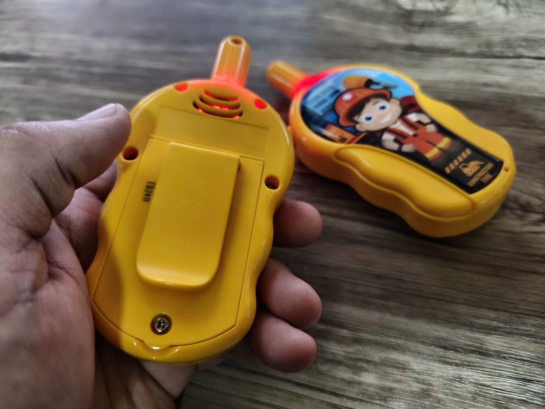 Two way radio for Kids Range 1000ft (Category: Walkie-Talkie) located in Pasig City. Submitted by batusai007 (Listing ID 1419384571, Image 2). Description: powered by 3x AAA Batteries used and tested once lng good as new range 1000ft/330 meters pM na lng po TIA.