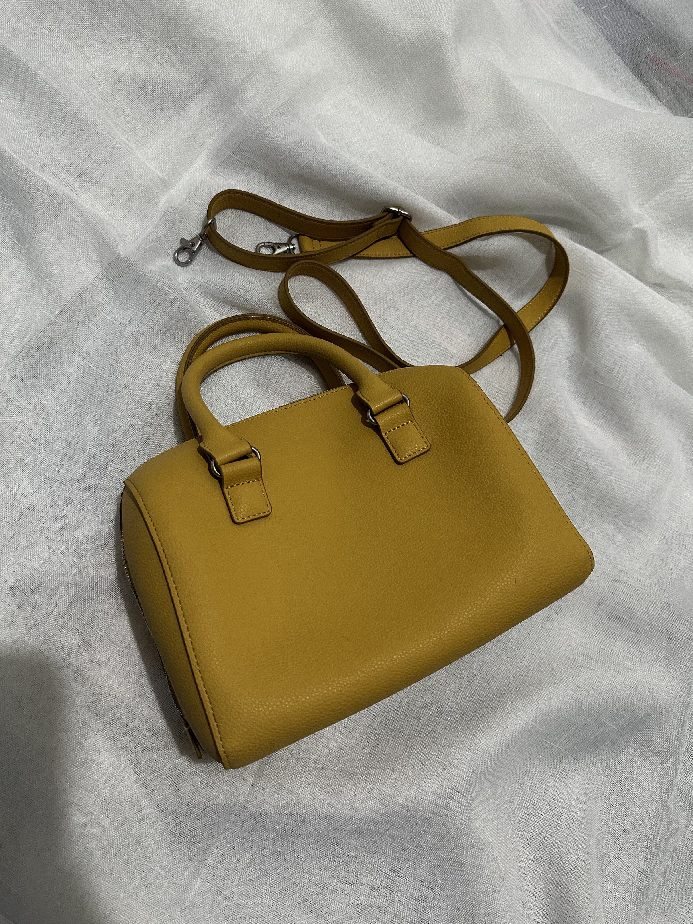 Uniqlo Yellow Handbag with Shoulder Strap (Category: Shoulder Bags) located in Pasay City. Submitted by j9declutter (Listing ID 1419331710, Image 2). Description: Decluttering! Selling low!!! Pick-up via grab/move it/joyride/angkas/lalamove only. NO COD! If in doubt, wag bumili 😁 You can pay thru BPi & Gcash only. Happy shopping! ❤️❤️❤️ - Vibrant yellow Uniqlo handbag - Textured exterior - Detachable shoulder strap - Top handle - Zippered closur