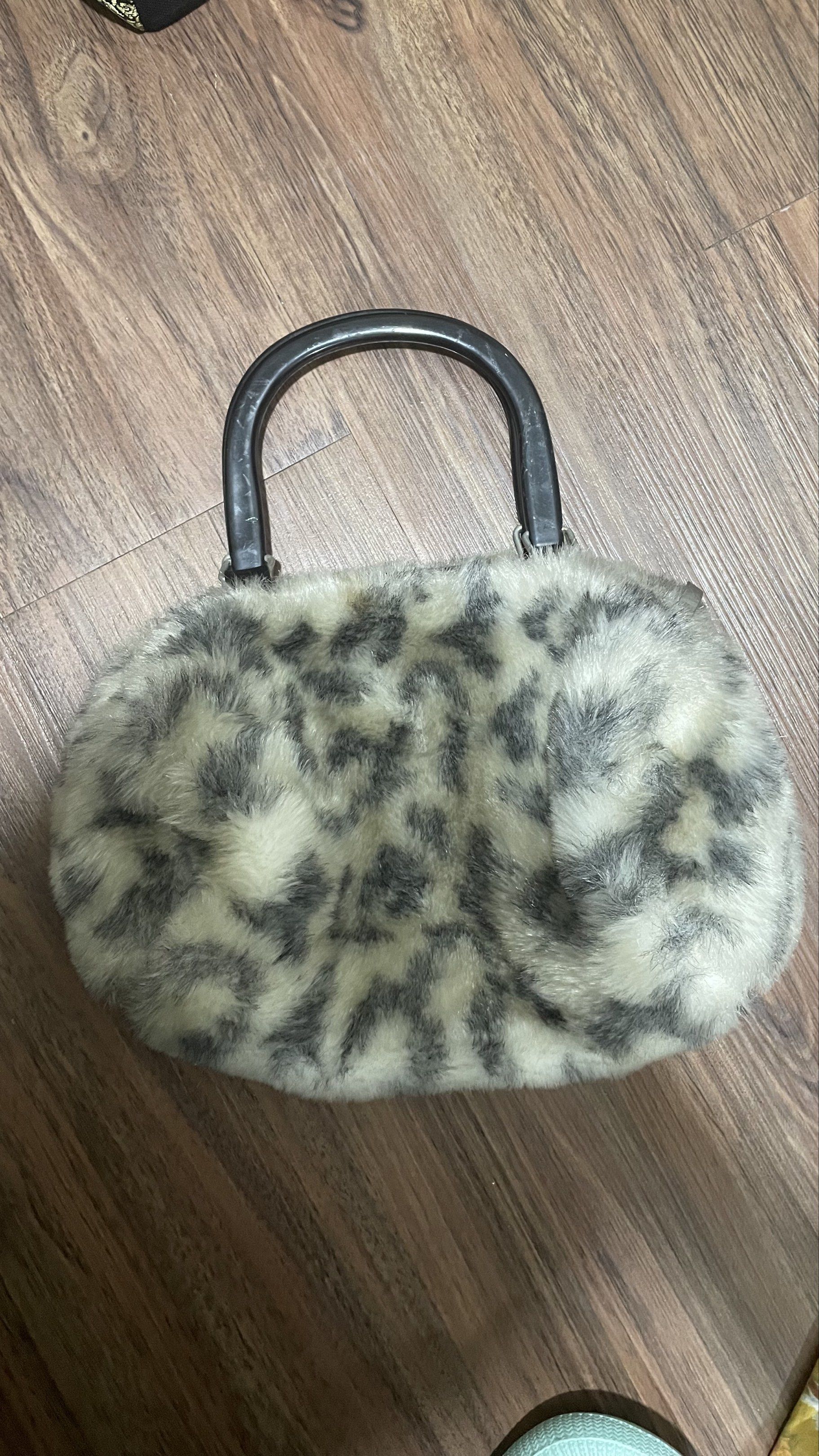 white cheetah print furr handbag (Category: Purses & Pouches) located in Rosario. Submitted by bleach3rs (Listing ID 1419358483, Image 2). Description: rfs: decluttering! thrifted handbag.