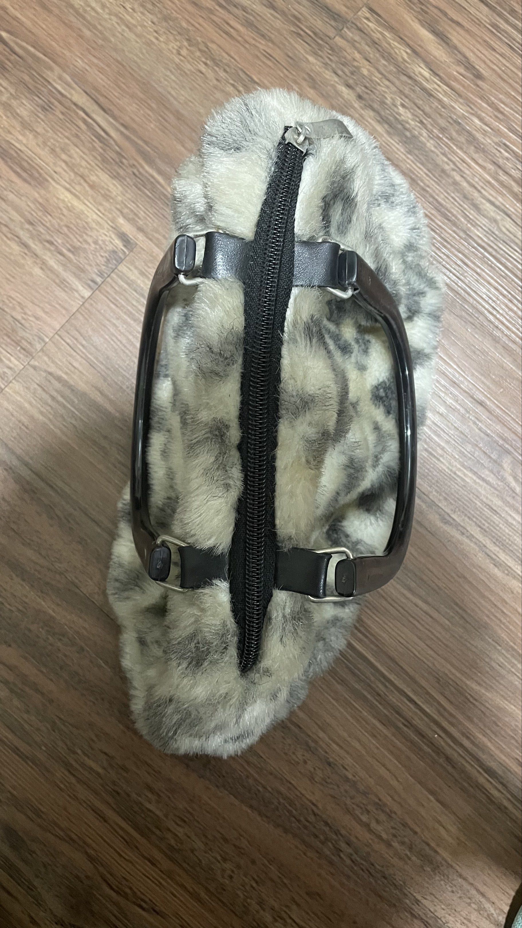 white cheetah print furr handbag (Category: Purses & Pouches) located in Rosario. Submitted by bleach3rs (Listing ID 1419358483, Image 3). Description: rfs: decluttering! thrifted handbag.