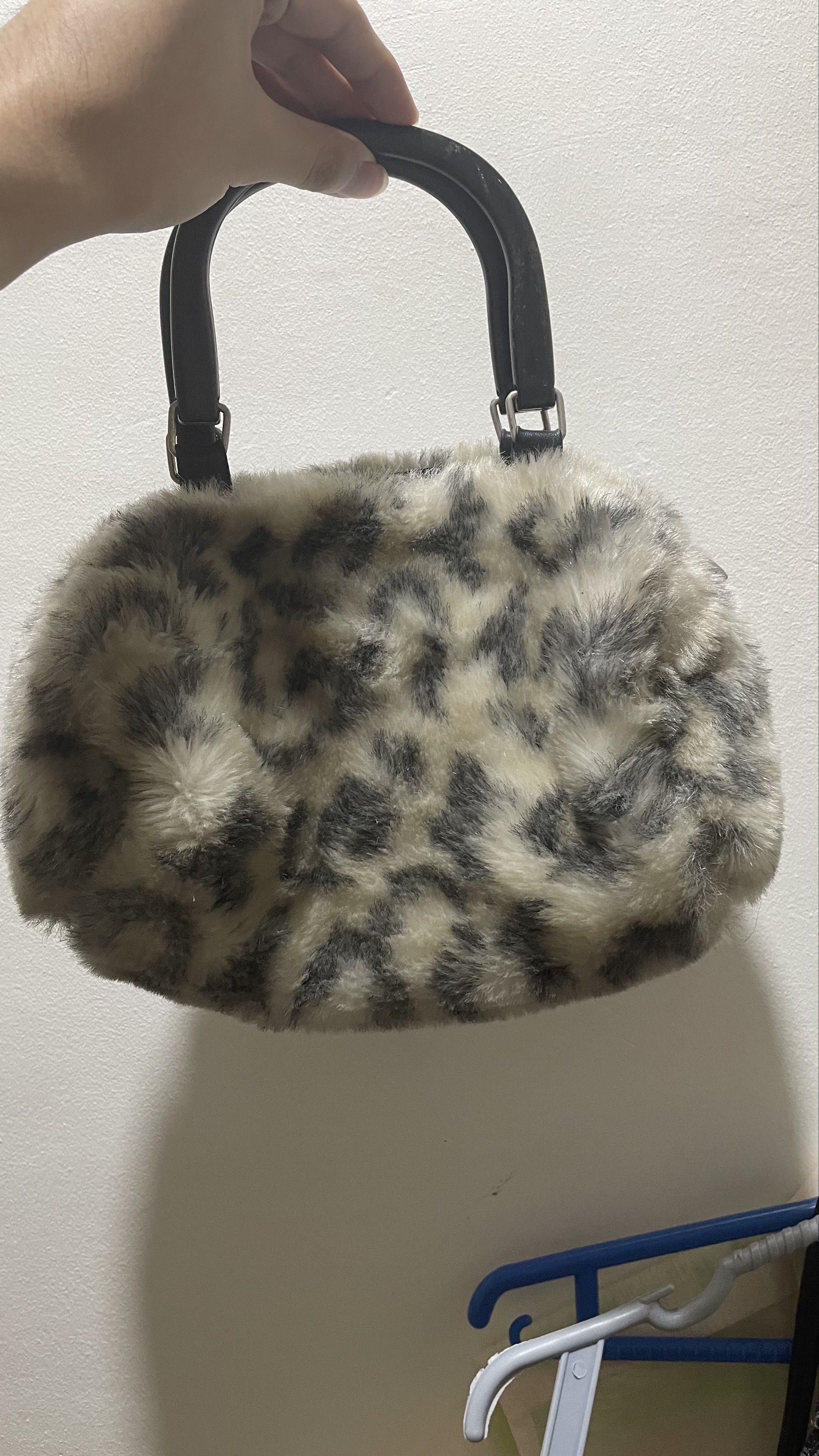 white cheetah print furr handbag (Category: Purses & Pouches) located in Rosario. Submitted by bleach3rs (Listing ID 1419358483, Image 1). Description: rfs: decluttering! thrifted handbag.