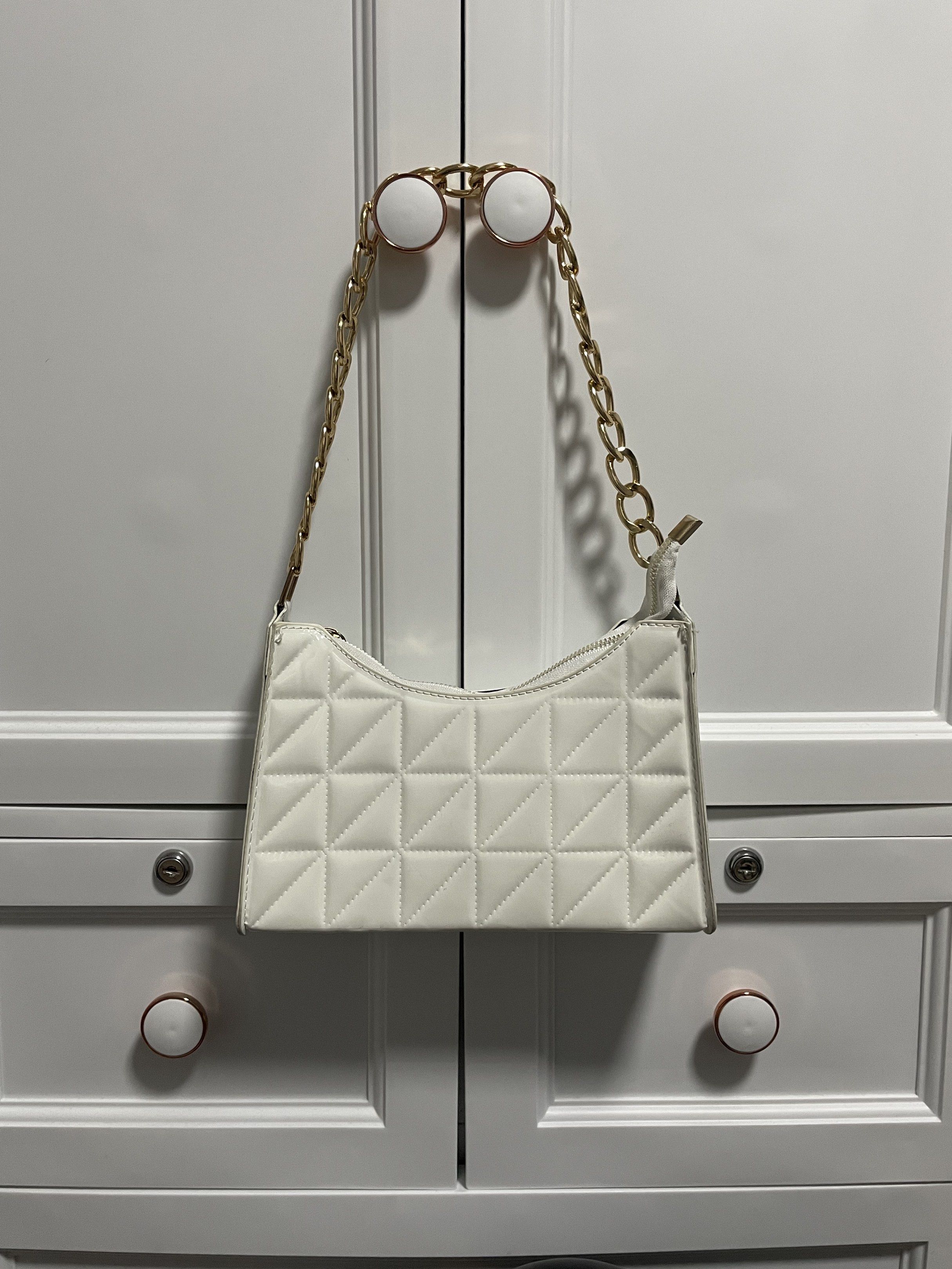 White Quilted Shoulder Bag with Gold Chain (Category: Shoulder Bags) located in Manila. Submitted by cycycy.07 (Listing ID 1419325200, Image 1). Description: - no issue - no discoloration of chains - working zipper - no stains.
