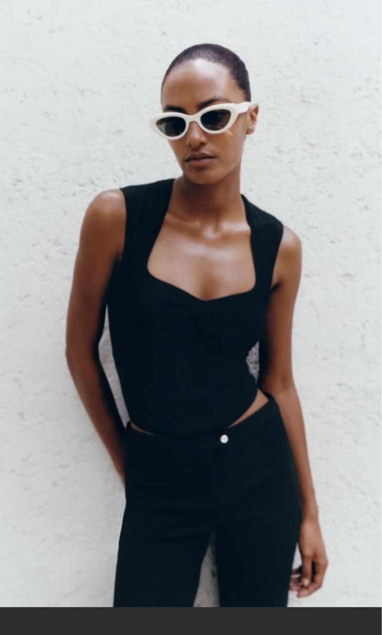 Zara Black Sleeveless Top - Size L (Category: Sleeveless) located in San Pedro. Submitted by abby2194 (Listing ID 1419307194, Image 1). Description: .