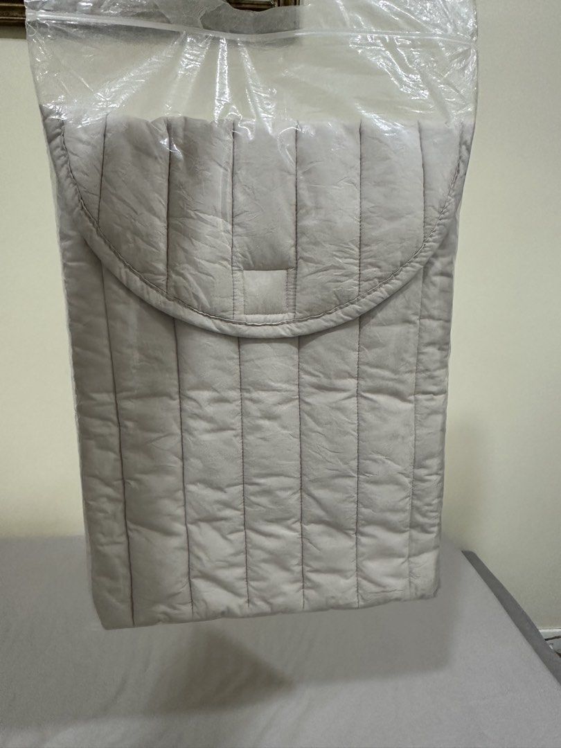 16 Inch Laptop Sleeve (Category: Laptop Bags & Sleeves) located in Davao. Submitted by 1lesslonelyg1rl (Listing ID 1422499087, Image 1). Description: .
