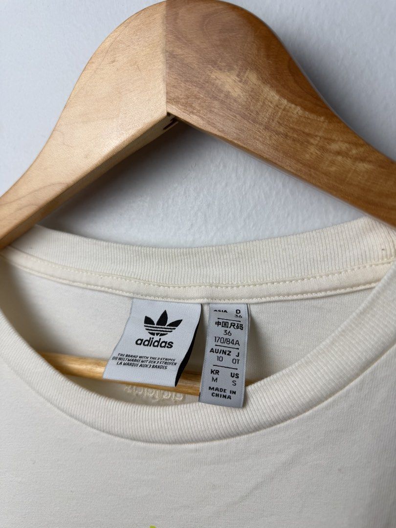 Adidas Adicolor Essentials Tshirt (Category: Tshirts & Polo Shirts ) located in Makati City. Submitted by uspence (Listing ID 1422489071, Image 2). Description: - Cream-colored Adidas t-shirt Adidas Adicolor Essentials Tee Authentic Embroidered logo at the back 26 Length x 21 Width inches Size: S on tag Shipping: j&t / ggx/ lalamove.