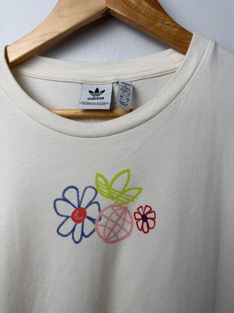 Adidas Adicolor Essentials Tshirt (Category: Tshirts & Polo Shirts ) located in Makati City. Submitted by uspence (Listing ID 1422489071, Image 3). Description: - Cream-colored Adidas t-shirt Adidas Adicolor Essentials Tee Authentic Embroidered logo at the back 26 Length x 21 Width inches Size: S on tag Shipping: j&t / ggx/ lalamove.