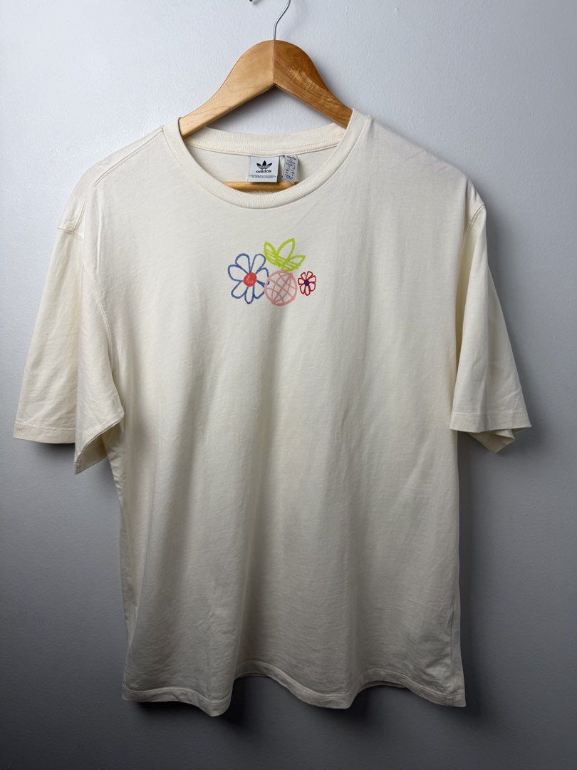 Adidas Adicolor Essentials Tshirt (Category: Tshirts & Polo Shirts ) located in Makati City. Submitted by uspence (Listing ID 1422489071, Image 1). Description: - Cream-colored Adidas t-shirt Adidas Adicolor Essentials Tee Authentic Embroidered logo at the back 26 Length x 21 Width inches Size: S on tag Shipping: j&t / ggx/ lalamove.