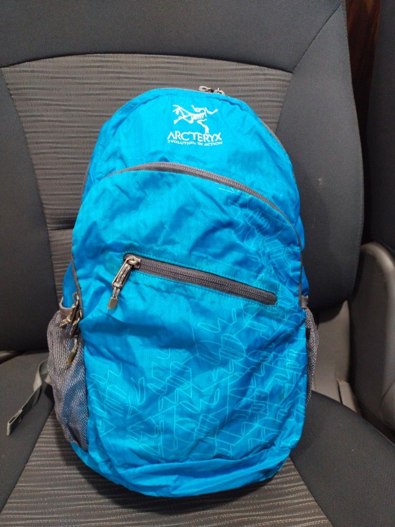arc'teryx packable backpack (Category: Backpacks) located in Baguio. Submitted by roozeydluc (Listing ID 1399895771, Image 1). Description: lightweight polyester material nearly large size L:11" W:5.2" H:17" 🔎putol mga zipper puller 🔎light yellowish stain around sa zipper ng front pocket 🔎small black stain sa side body 🔎minimal cracks sa name & logo print ✓1 zippered compartment with 1 zippered inside pocket ✓1 zippered front pocket ✓2 open s