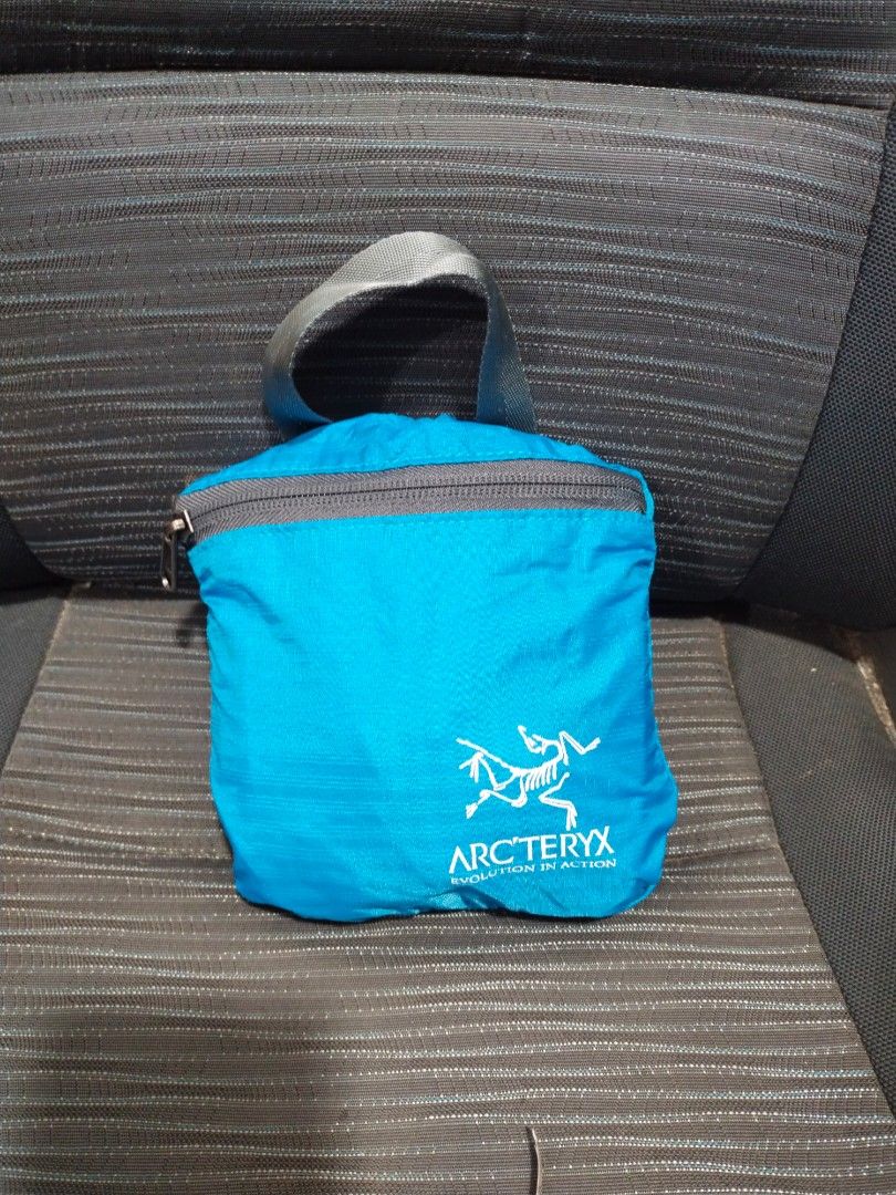 arc'teryx packable backpack (Category: Backpacks) located in Baguio. Submitted by roozeydluc (Listing ID 1399895771, Image 2). Description: lightweight polyester material nearly large size L:11" W:5.2" H:17" 🔎putol mga zipper puller 🔎light yellowish stain around sa zipper ng front pocket 🔎small black stain sa side body 🔎minimal cracks sa name & logo print ✓1 zippered compartment with 1 zippered inside pocket ✓1 zippered front pocket ✓2 open s