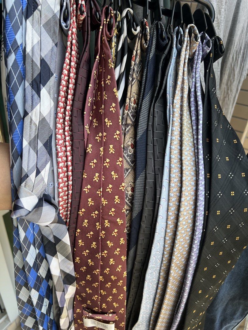 Assorted Ties （分類：領帶）位於 Hong Kong。 由 joy368 提交（商品編號 1392377358，圖片 2）。簡介： Collection of assorted ties in various patterns and colors. Includes ties with stripes, geometric designs, and solid colors. $150 for one rack (15 ties). 30條呔, 分兩個架. 每個架15條呔售價$150. 。