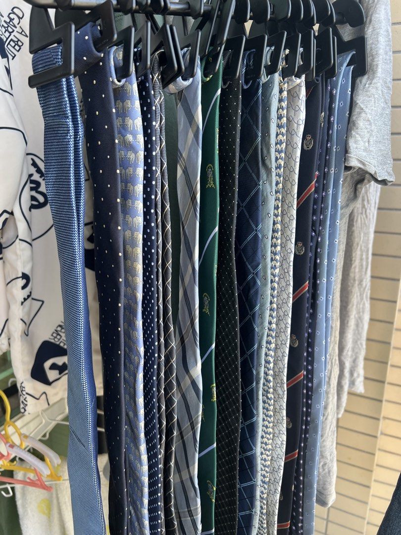 Assorted Ties （分類：領帶）位於 Hong Kong。 由 joy368 提交（商品編號 1392377358，圖片 5）。簡介： Collection of assorted ties in various patterns and colors. Includes ties with stripes, geometric designs, and solid colors. $150 for one rack (15 ties). 30條呔, 分兩個架. 每個架15條呔售價$150. 。