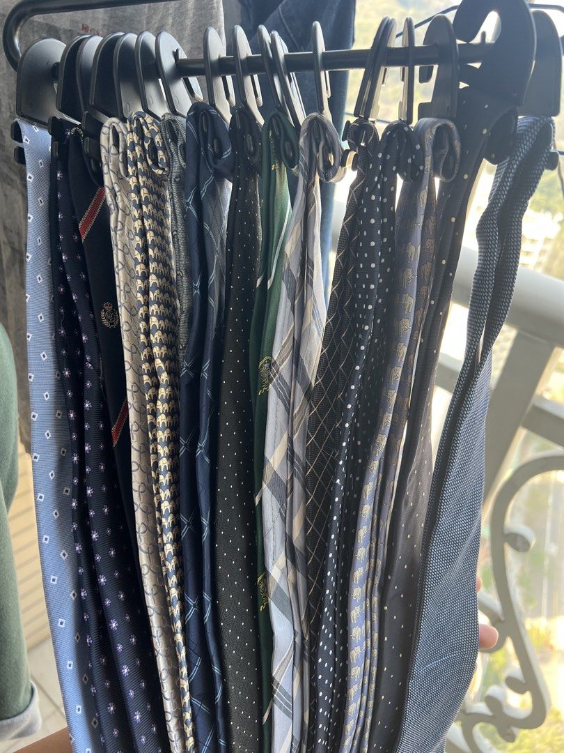 Assorted Ties （分類：領帶）位於 Hong Kong。 由 joy368 提交（商品編號 1392377358，圖片 6）。簡介： Collection of assorted ties in various patterns and colors. Includes ties with stripes, geometric designs, and solid colors. $150 for one rack (15 ties). 30條呔, 分兩個架. 每個架15條呔售價$150. 。