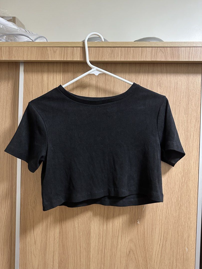 Black Crop Top (Category: Others Tops) located in Santa Rosa. Submitted by krxtnm (Listing ID 1422407215, Image 1). Description: - Black crop top - Round neckline - Short sleeves - Straight hem - Solid material (likely cotton) - Great with high-waisted bottoms - Versatile wardrobe piece.