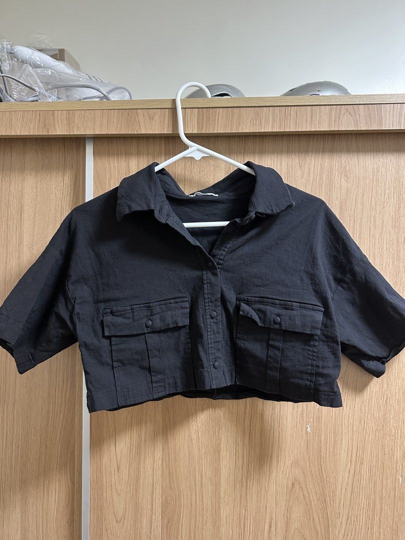 Black Cropped Shirt with Pockets (Category: Shirts) located in Santa Rosa. Submitted by krxtnm (Listing ID 1422407122, Image 1). Description: - Black cropped shirt - Short sleeves - Collared neckline - Button-down closure - Two front pockets - Textured fabric - Cropped length - Great with high-waisted bottoms.