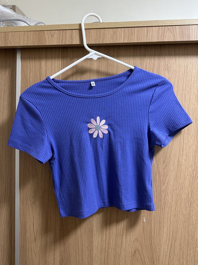 Blue Daisy Crop Top - Size M (Category: Sleeveless) located in Santa Rosa. Submitted by krxtnm (Listing ID 1422407432, Image 1). Description: - Blue crop top - Ribbed texture - Daisy embroidery - Short sleeves - Round neckline - Size: M.