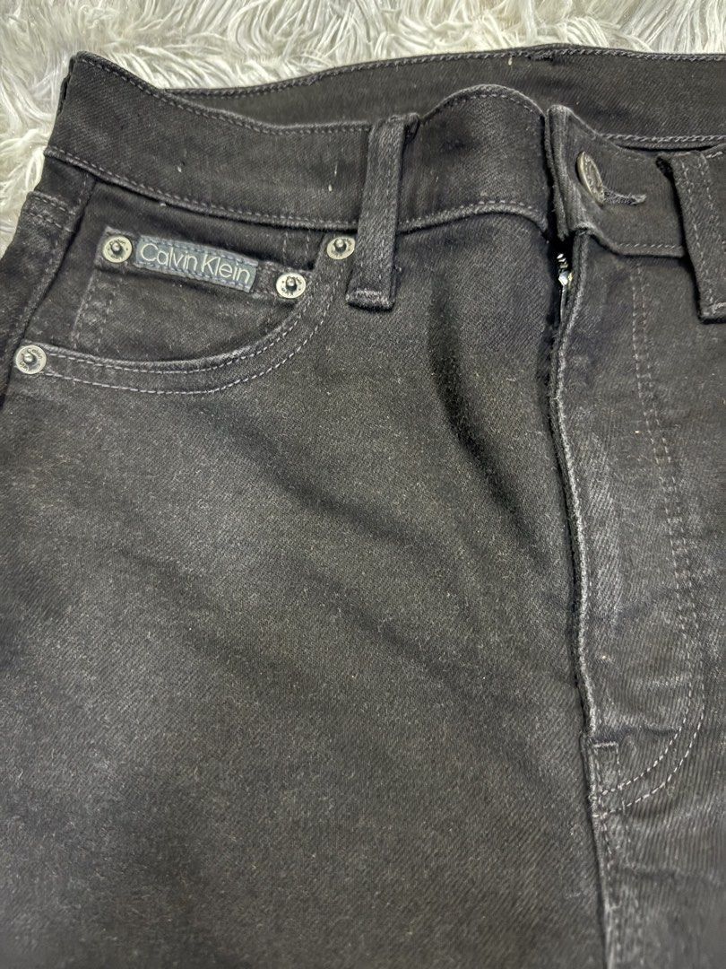 Calvin Klein Black Skinny Jeans (Category: Jeans) located in Muntinlupa City. Submitted by avampaya (Listing ID 1422490397, Image 2). Description: - Calvin Klein black skinny jeans - High-waisted - Button and zipper closure - Size: 28inches - Brand new, washed and stored.