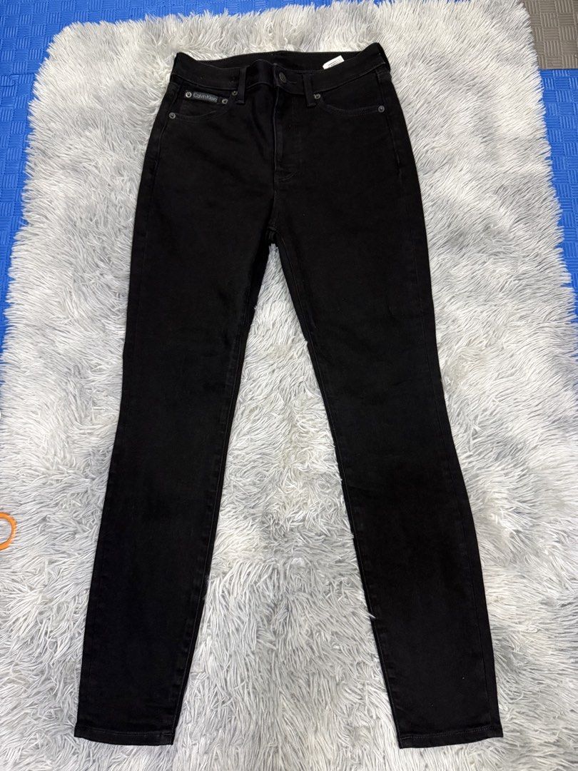 Calvin Klein Black Skinny Jeans (Category: Jeans) located in Muntinlupa City. Submitted by avampaya (Listing ID 1422490397, Image 1). Description: - Calvin Klein black skinny jeans - High-waisted - Button and zipper closure - Size: 28inches - Brand new, washed and stored.