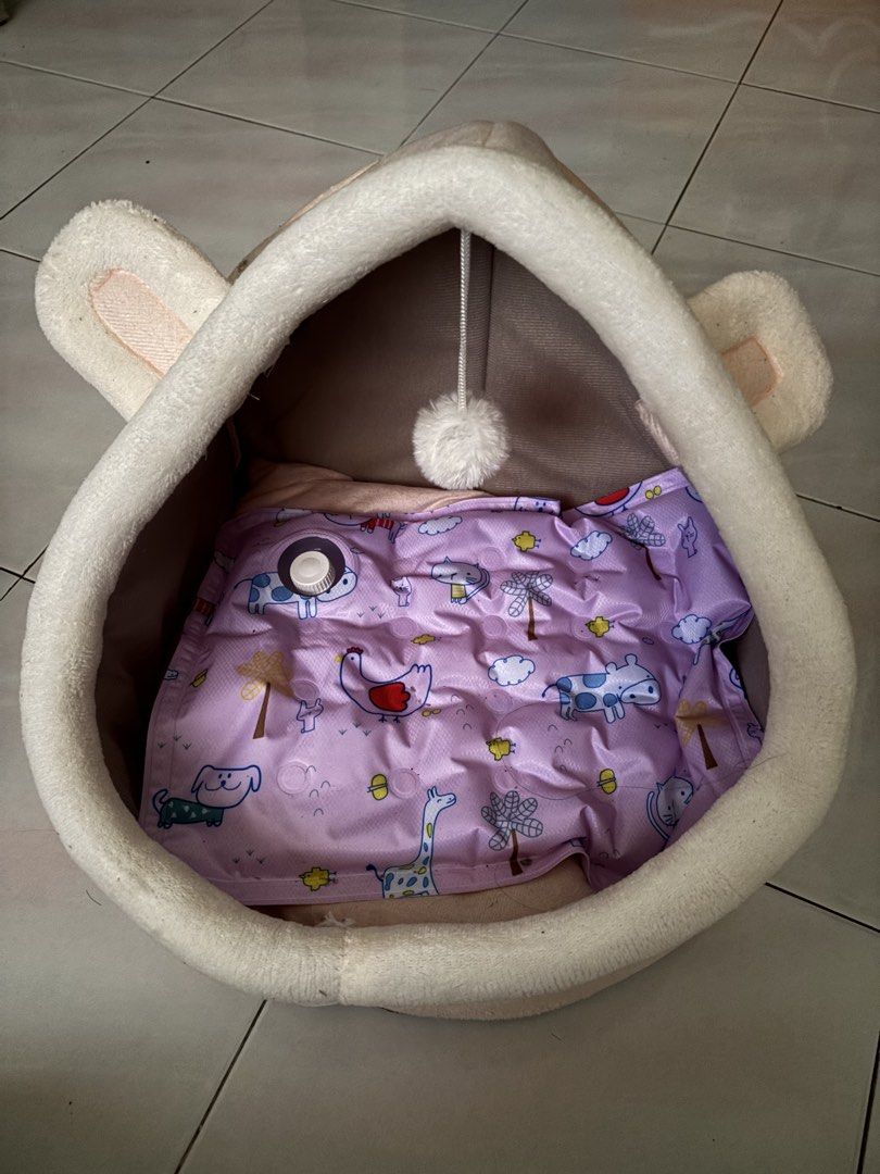 Cat Bed (Category: Homes & Other Pet Accessories) located in Lumut. Submitted by babylienly (Listing ID 1422420006, Image 3). Description: - RTS : kucing tak suka and tak guna - dapat sekali pet cooling pad for free - size M - boleh nego .