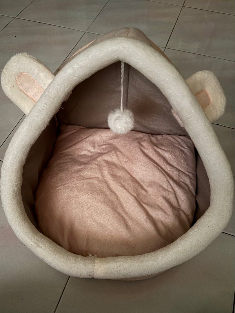 Cat Bed (Category: Homes & Other Pet Accessories) located in Lumut. Submitted by babylienly (Listing ID 1422420006, Image 2). Description: - RTS : kucing tak suka and tak guna - dapat sekali pet cooling pad for free - size M - boleh nego .