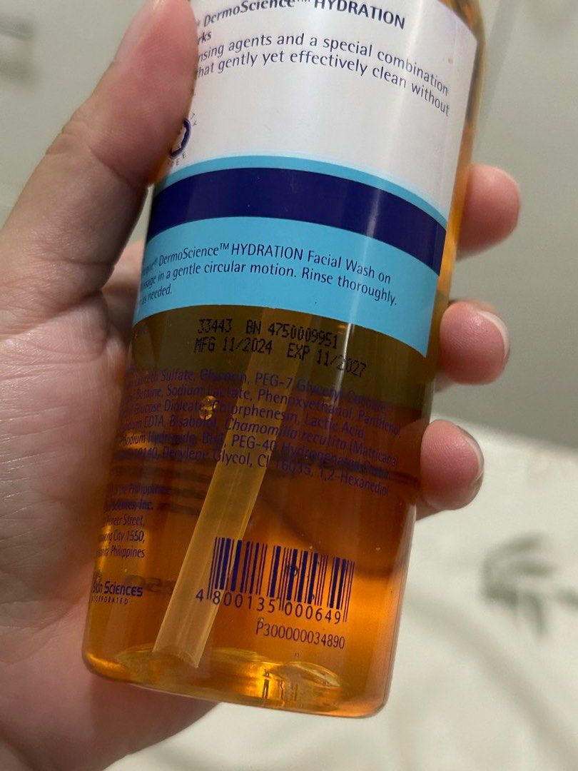 Celeteque Hydration Facial Wash (Category: Face Care) located in Pasay City. Submitted by czariee (Listing ID 1422390836, Image 2). Description: - Celeteque Hydration Facial Wash - 250ml bottle - Expiration: Nov 2027 - Dermatologist-tested - Formulated with Natural Moisturizing Factor (NMF) - Gently cleanses - Hydrating formula.