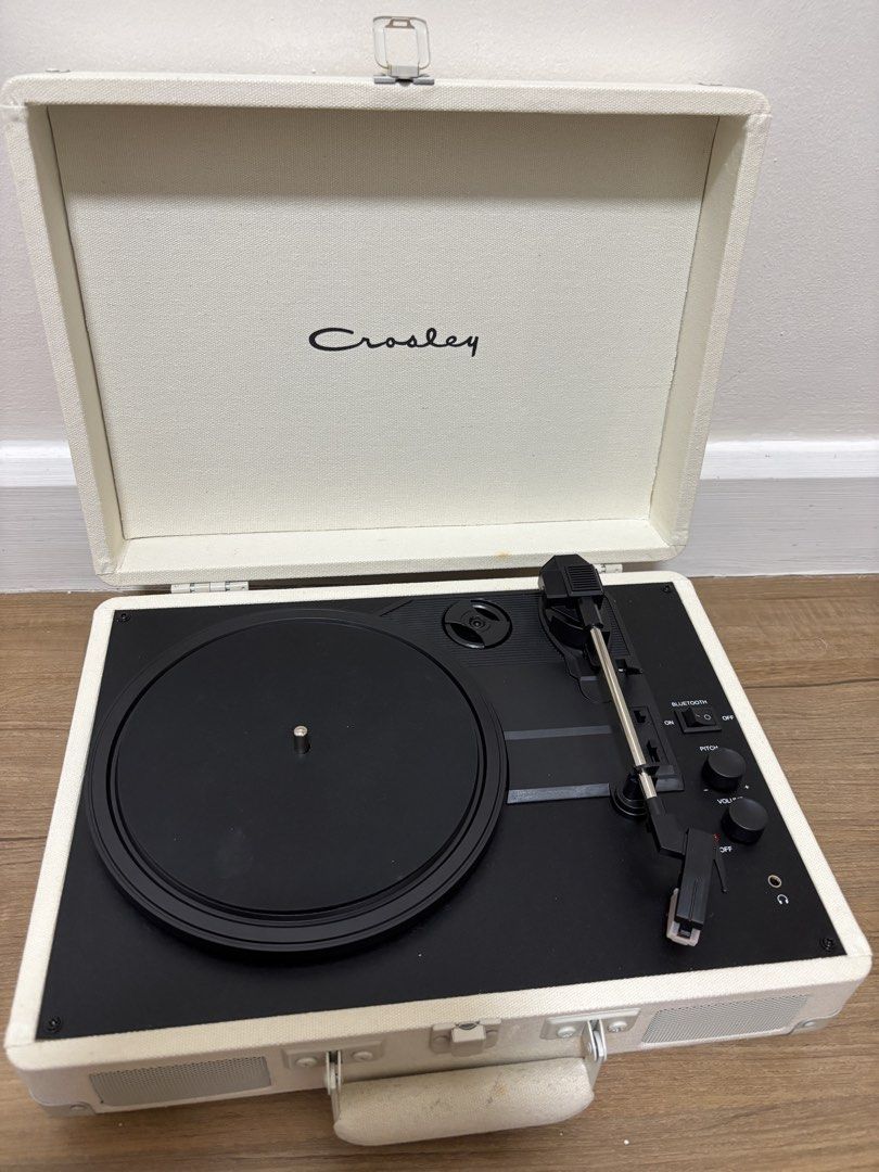 Crosley Cruiser Portable Turntable (Vinyl Player) (Category: Portable Music Players) located in Pasig City. Submitted by hello.lulu (Listing ID 1422533601, Image 2). Description: No Lowballing, please. I’ll reject any unreasonable offers Selling for: P4,899 (slightly negotiable) Features: - White Crosley turntable - Portable design with a handle - Built-in speakers - Volume and power controls Condition: Works perfectly fine; Aesthetic flaws (whit