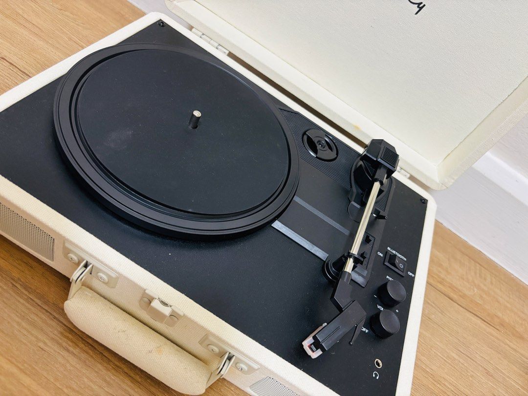 Crosley Cruiser Portable Turntable (Vinyl Player) (Category: Portable Music Players) located in Pasig City. Submitted by hello.lulu (Listing ID 1422533601, Image 3). Description: No Lowballing, please. I’ll reject any unreasonable offers Selling for: P4,899 (slightly negotiable) Features: - White Crosley turntable - Portable design with a handle - Built-in speakers - Volume and power controls Condition: Works perfectly fine; Aesthetic flaws (whit