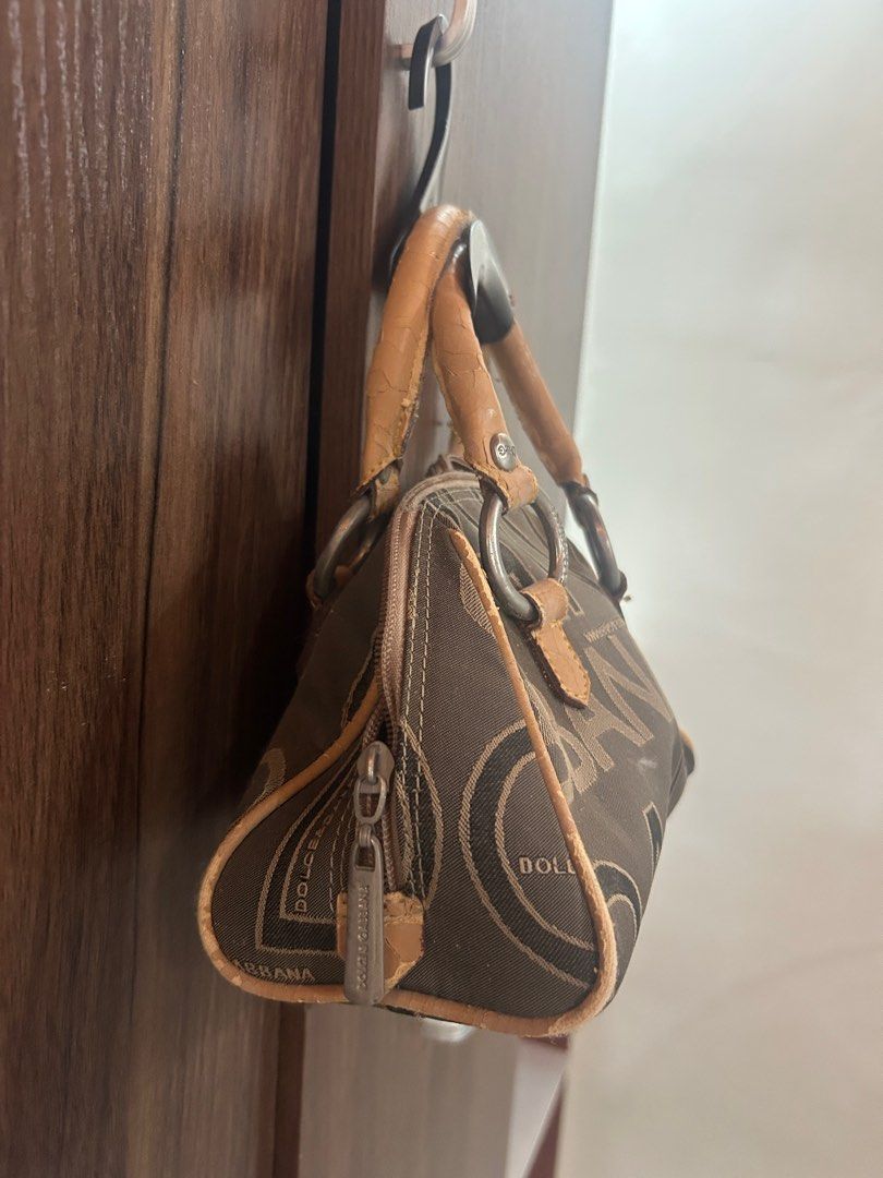 DOLCE & GABANNA MINI BAG (Category: Luxury Bags & Wallets) located in Manila. Submitted by truefire-0c7f (Listing ID 1422461282, Image 3). Description: ORIGINAL CHECK PHOTOS FOR FLAWS NEGOTIABLE - SHIPPING FEE WILL BE SHOULDERED BY BUYER.