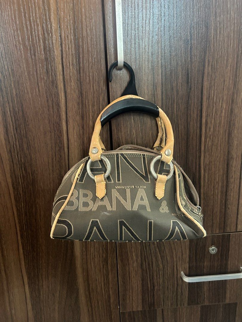 DOLCE & GABANNA MINI BAG (Category: Luxury Bags & Wallets) located in Manila. Submitted by truefire-0c7f (Listing ID 1422461282, Image 1). Description: ORIGINAL CHECK PHOTOS FOR FLAWS NEGOTIABLE - SHIPPING FEE WILL BE SHOULDERED BY BUYER.