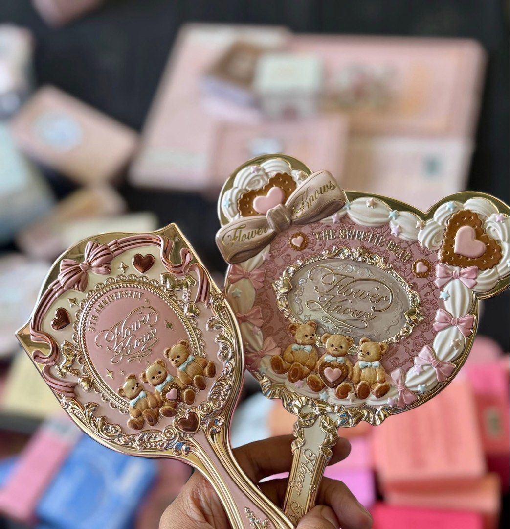 Flower Knows Anniversary Mirror and Brush Set (Category: Makeup) located in Manila. Submitted by n4thlie (Listing ID 1422481026, Image 1). Description: Set bear comb and mirror price -860 For legitimacy I can provide my proof of transaction more on sa fb ksi me nagsesell Org and brand new po Yong mga flower knows why mura? Direct supplier po ksi.